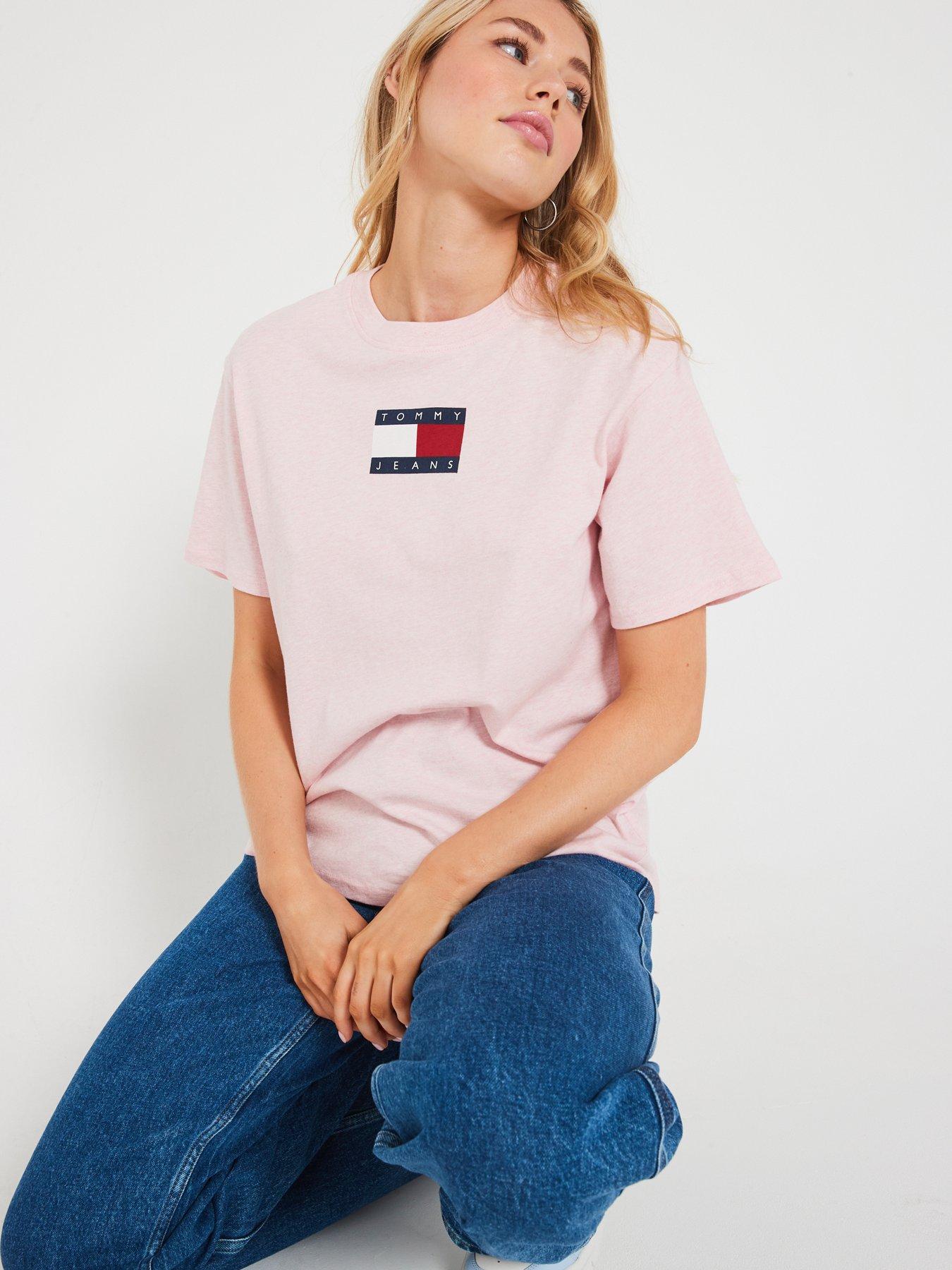 tommy-jeans-flag-logo-t-shirt-pinkoutfit