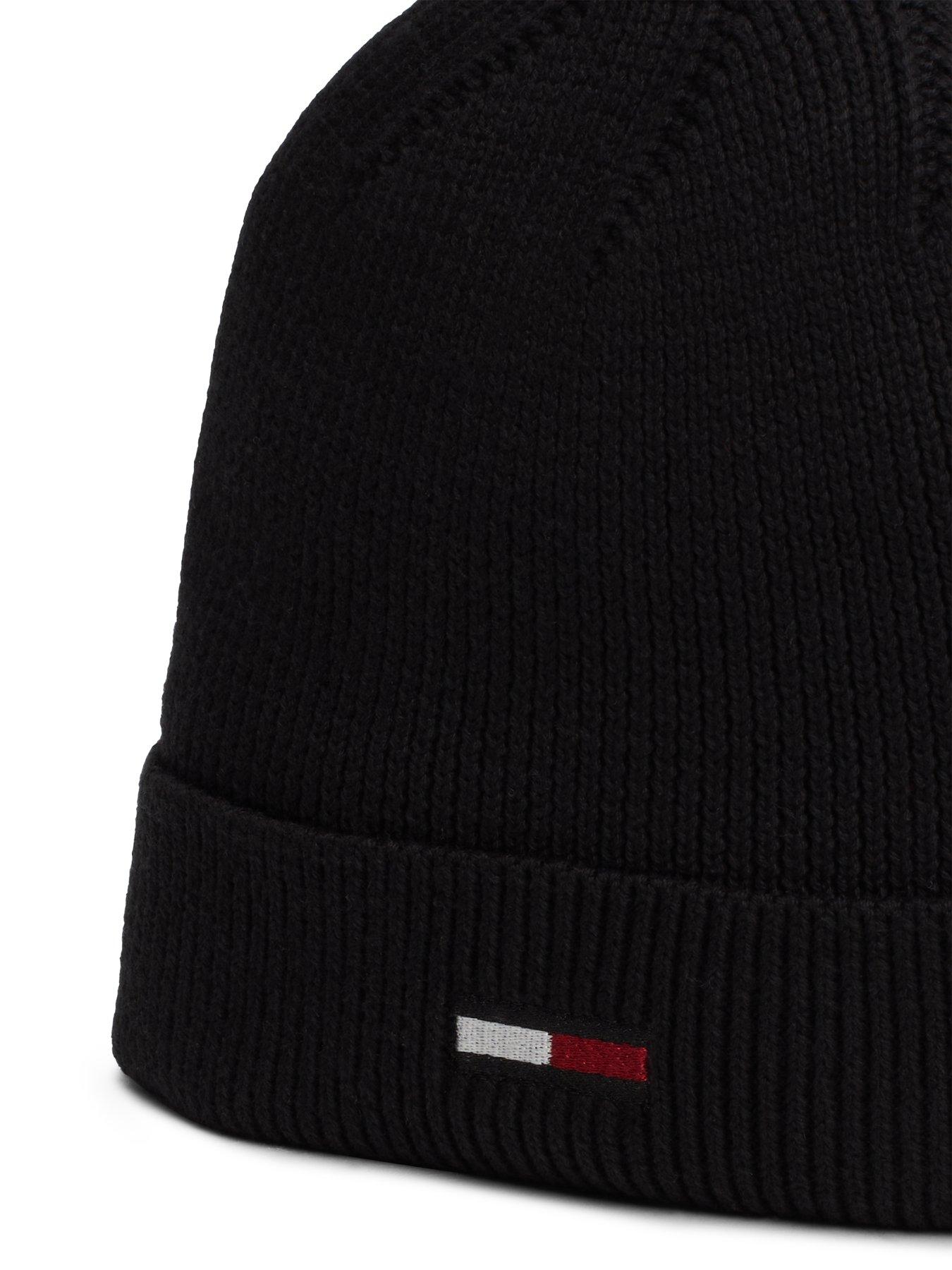 tommy-jeans-flag-logo-beanie-blackoutfit