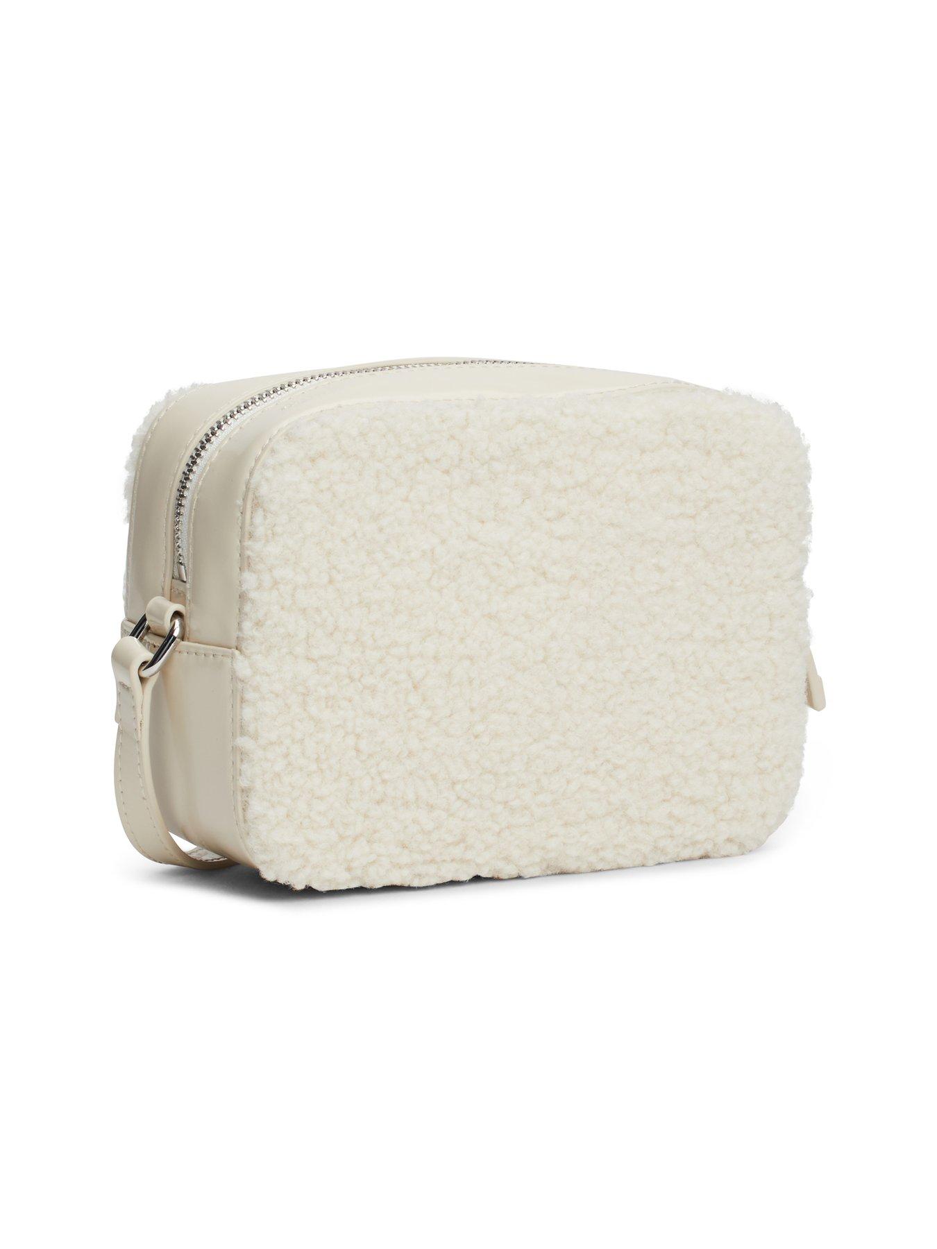 tommy-jeans-sherpa-logo-camera-bag-creamstillFront