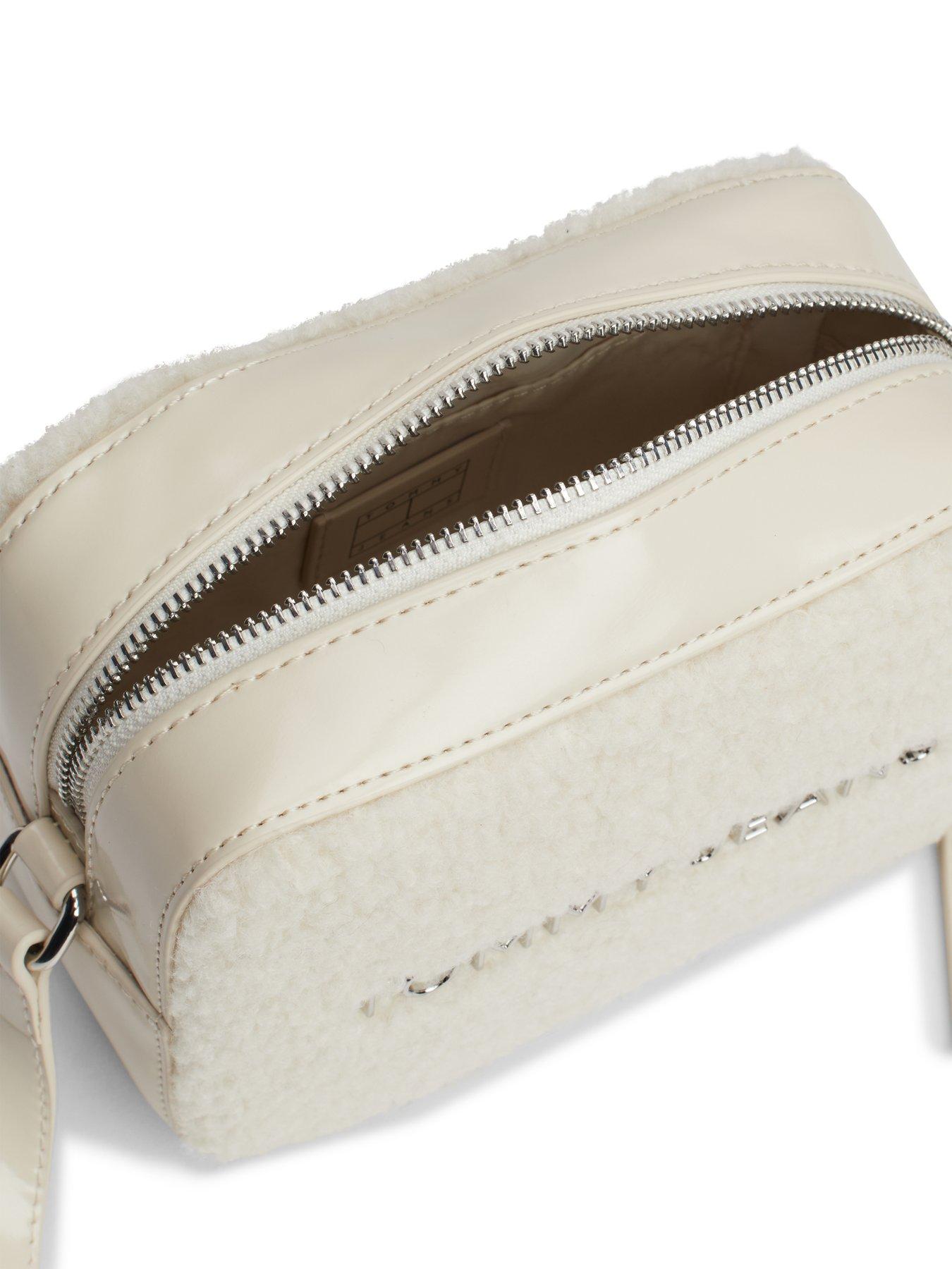 tommy-jeans-sherpa-logo-camera-bag-creamdetail