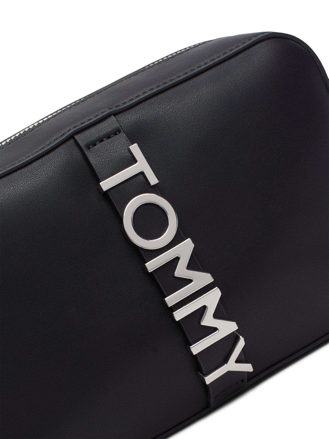 tommy-jeans-city-bold-camera-bag-blackoutfit