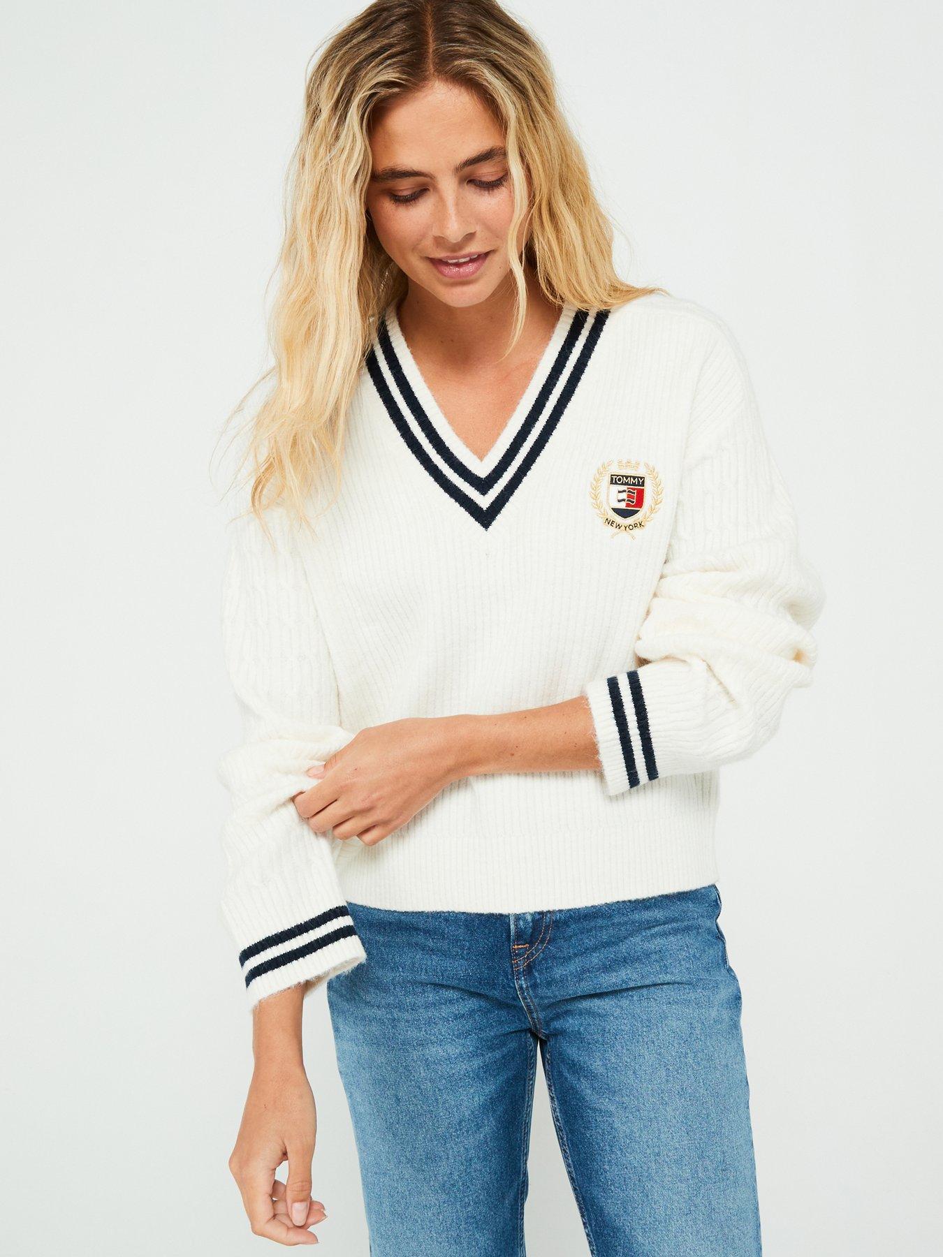 tommy-jeans-crest-logo-v-neck-jumper-white