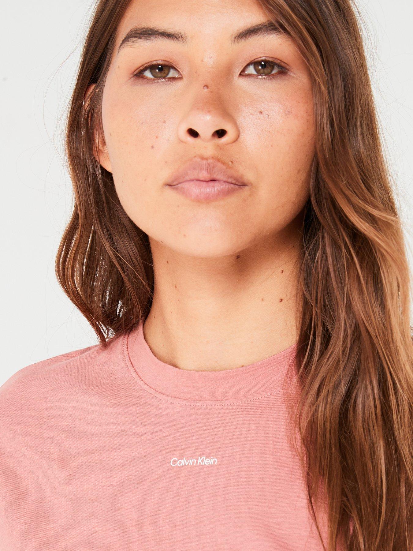 calvin-klein-micro-logo-t-shirt-pinkoutfit