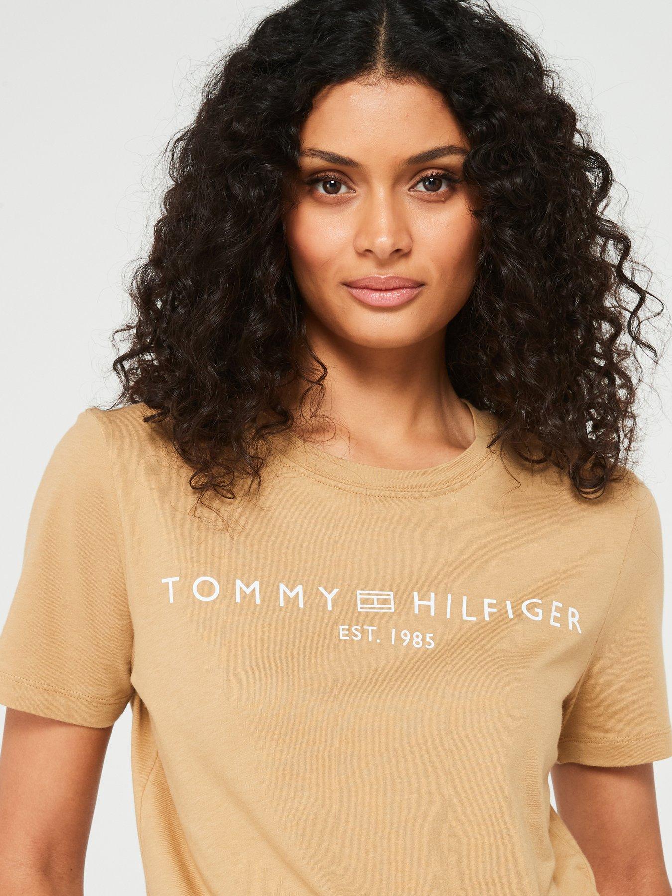 tommy-hilfiger-logo-crew-neck-t-shirt-beigeoutfit