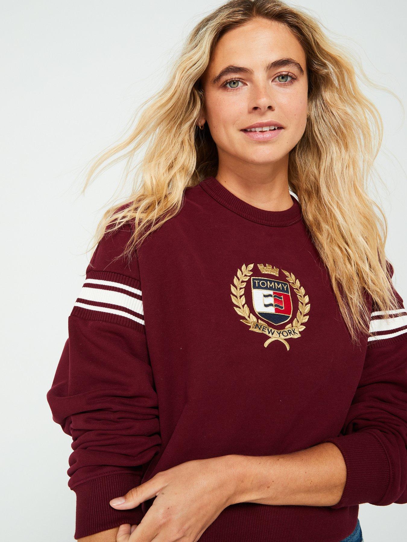 tommy-jeans-crest-logo-sweatshirt-redoutfit