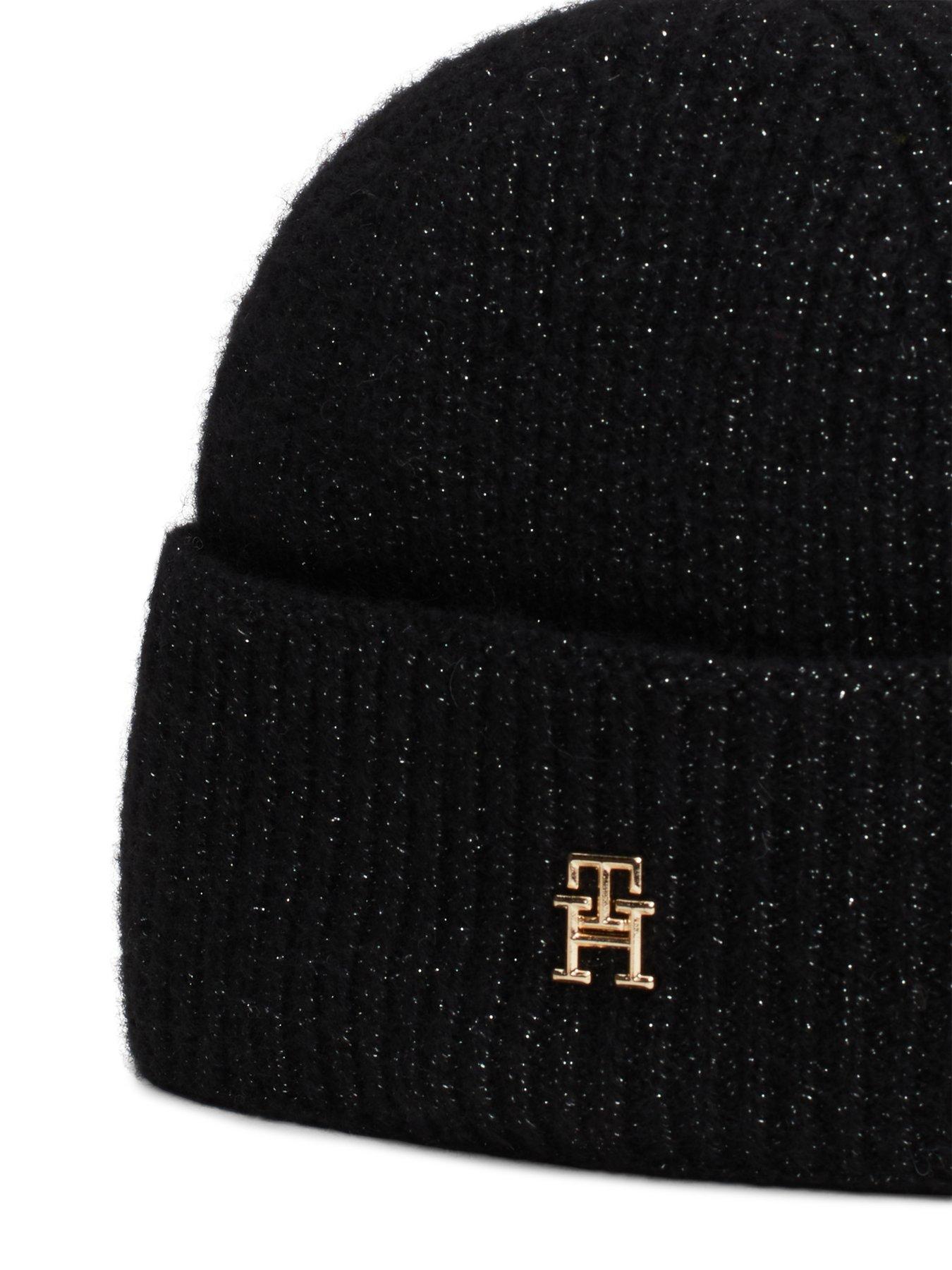 tommy-hilfiger-monogram-beanie-blackoutfit