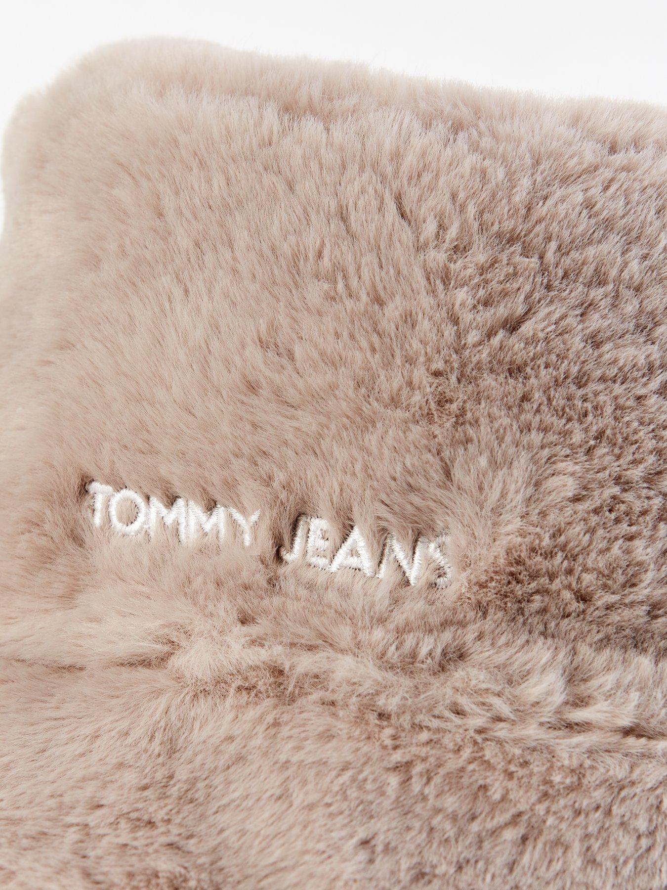 tommy-jeans-sherpa-bucket-hat-greyback