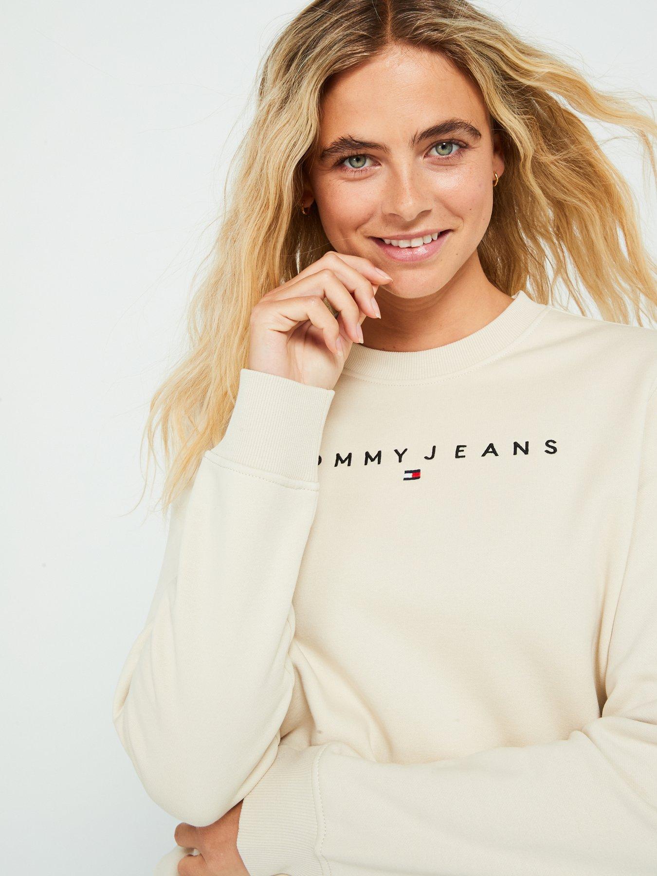 tommy-jeans-linear-logo-sweatshirt-beigeoutfit