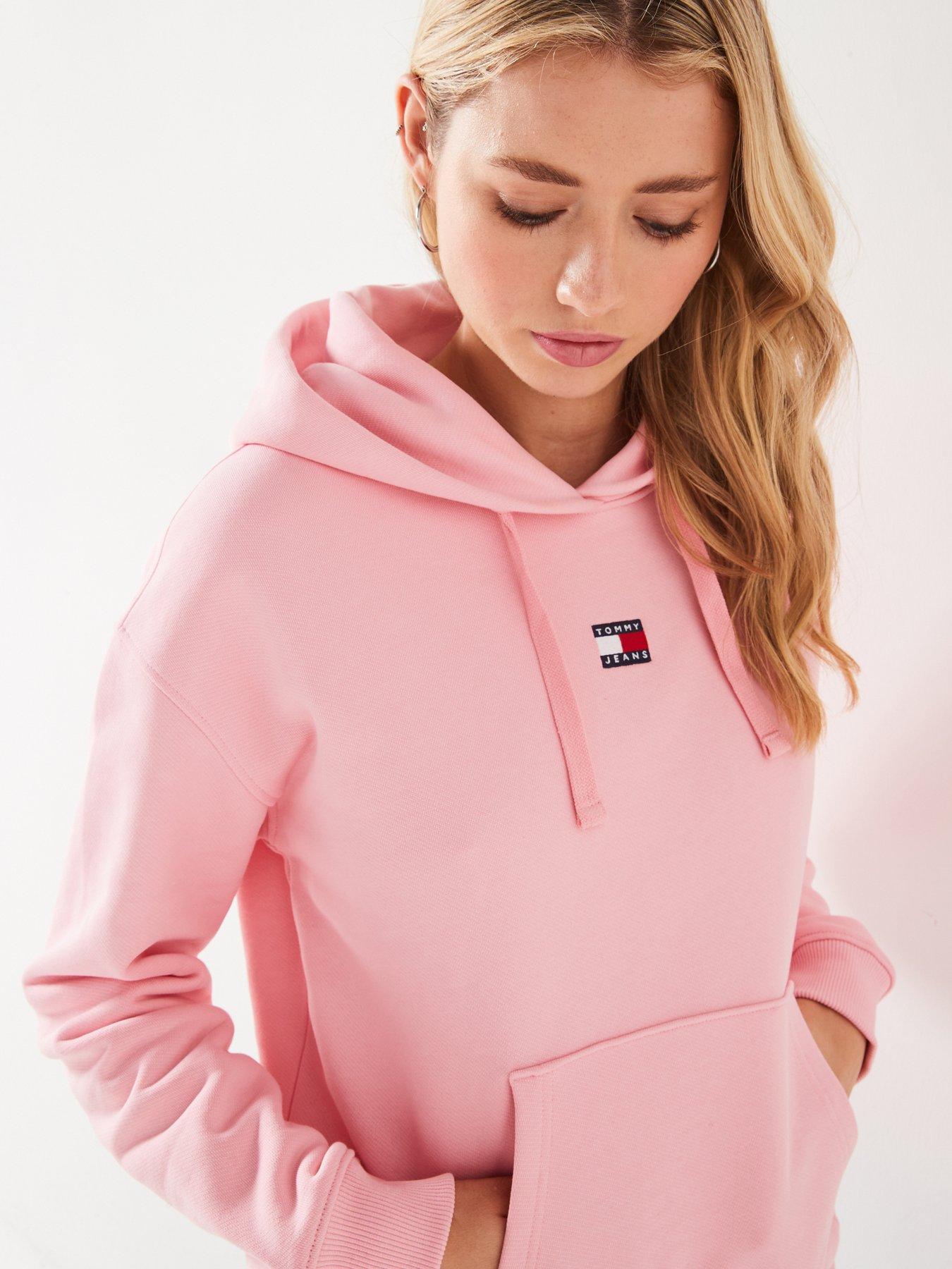 tommy-jeans-boxy-badge-logo-hoodie-pinkoutfit