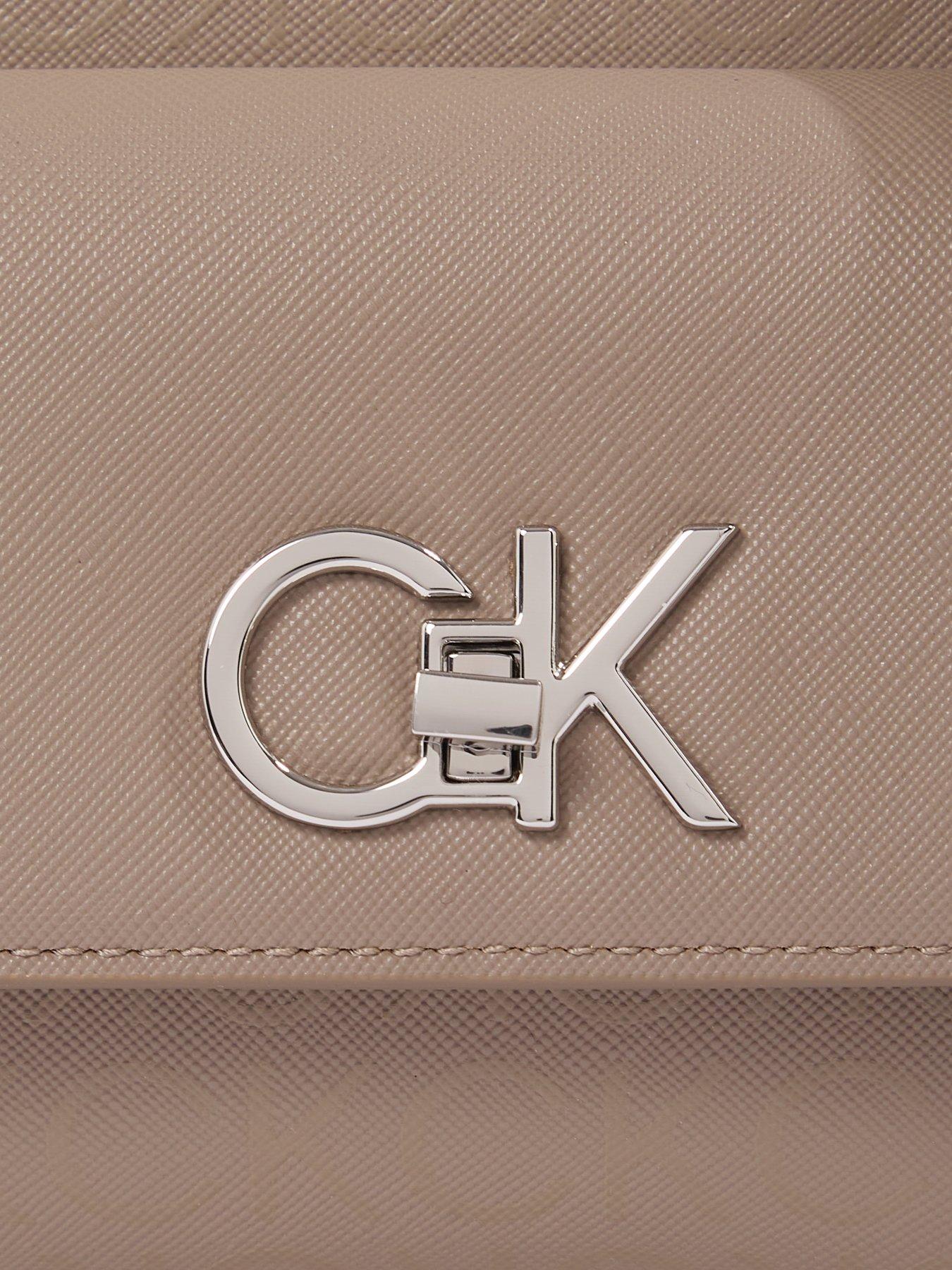 calvin-klein-re-lock-camera-bag-beigeoutfit