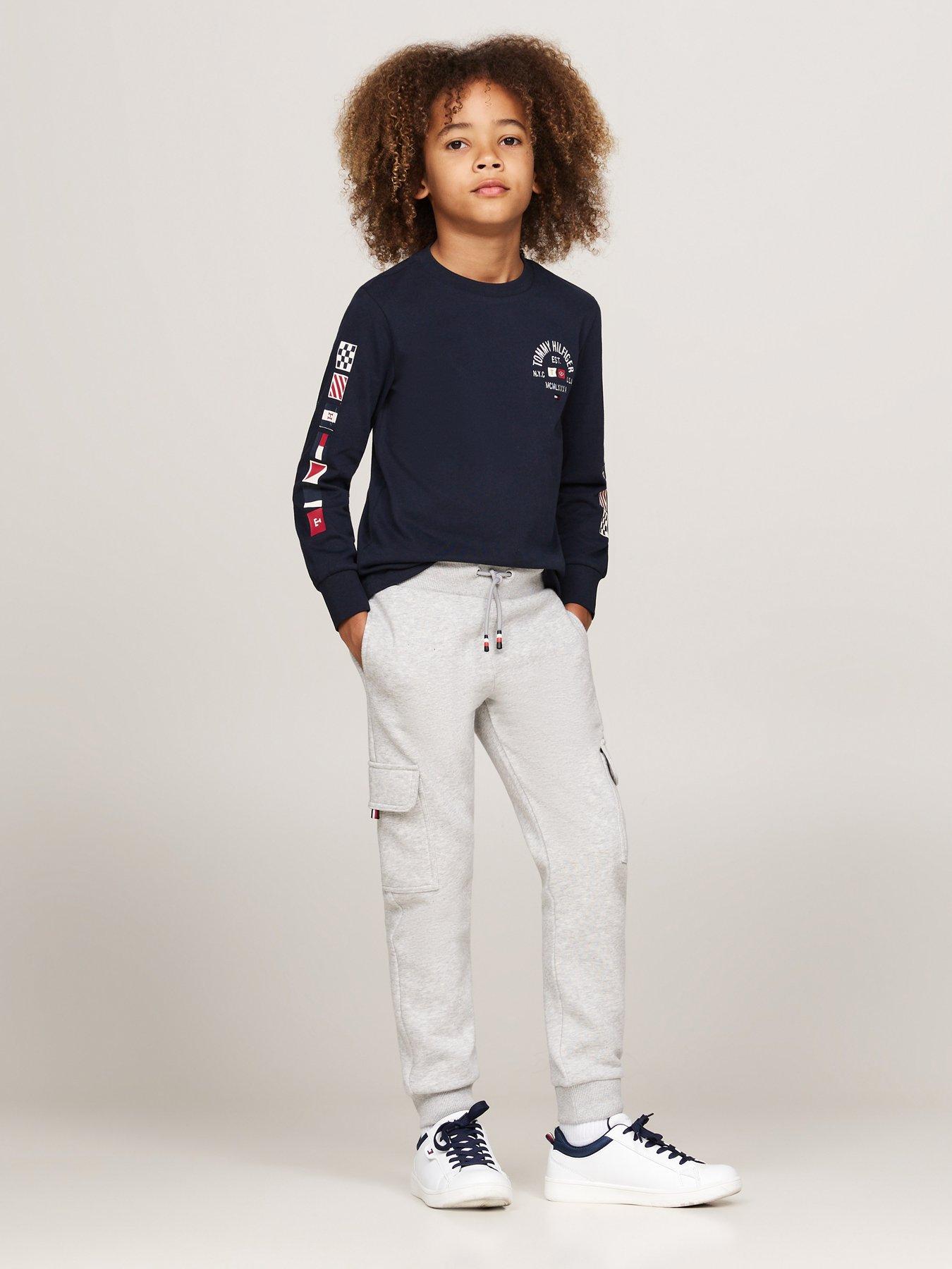 tommy-hilfiger-boys-monotype-fleece-reg-cargo-sweatpants-greyoutfit