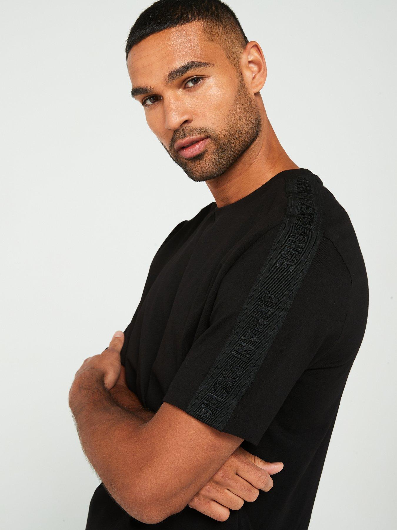 armani-exchange-armani-exchange-relaxed-fit-shoulder-tape-logo-t-shirt-blackoutfit