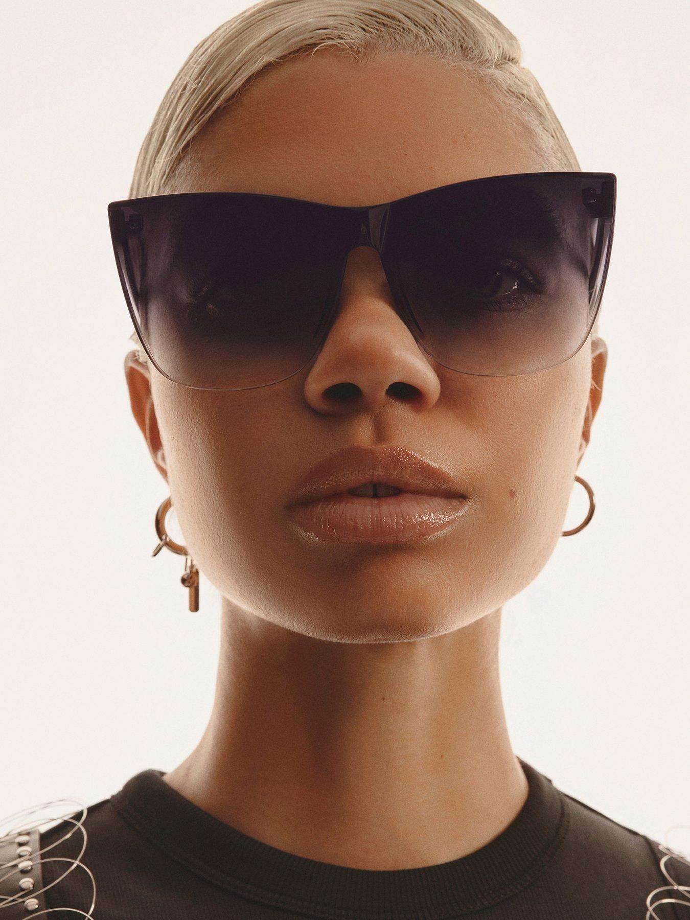 quay-australia-come-thru-dramatic-fade-cateye-frame-sunglasses--blackoutfit