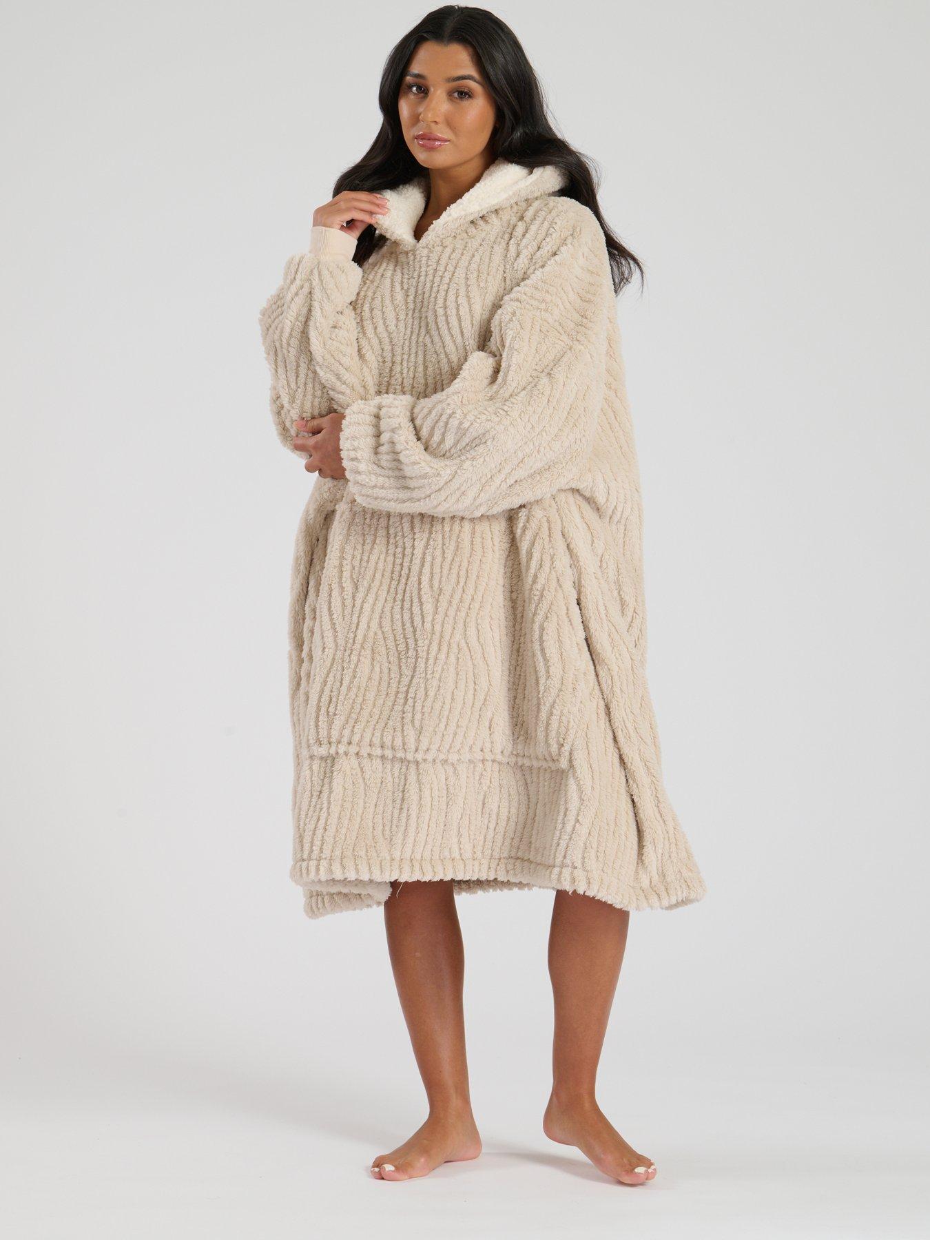 loungeable-loungeable-wavy-cut-sherpa-snuggle-hoodie-taupeoutfit