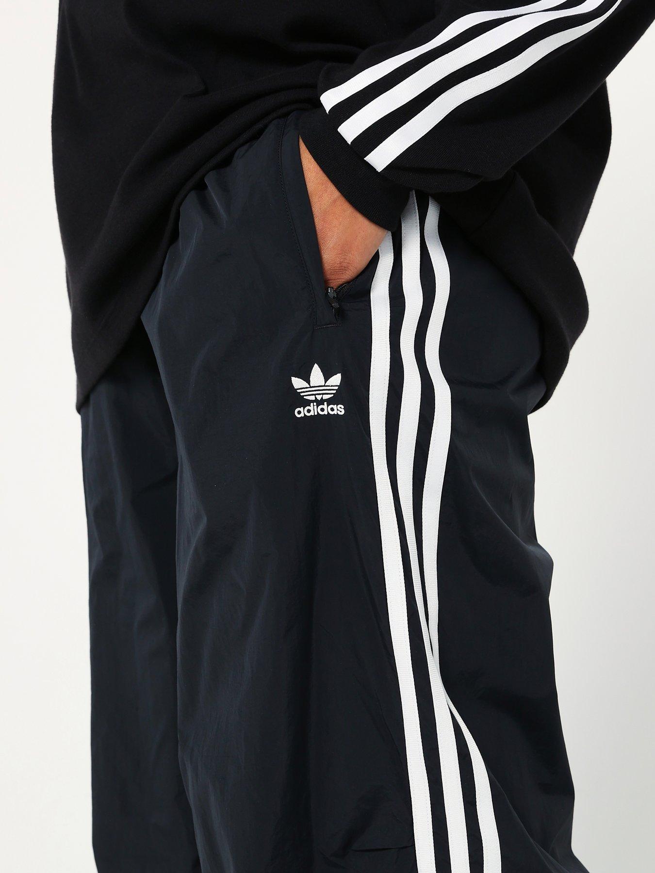 adidas-originals-womens-3-stripe-woven-parachute-pants-blackoutfit