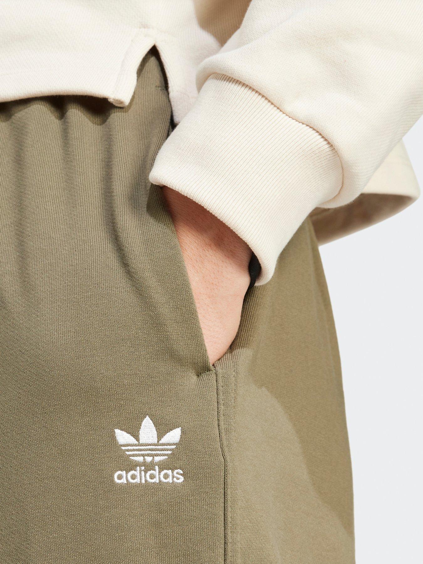 adidas-originals-womens-essentials-boyfriend-jogger-khakioutfit