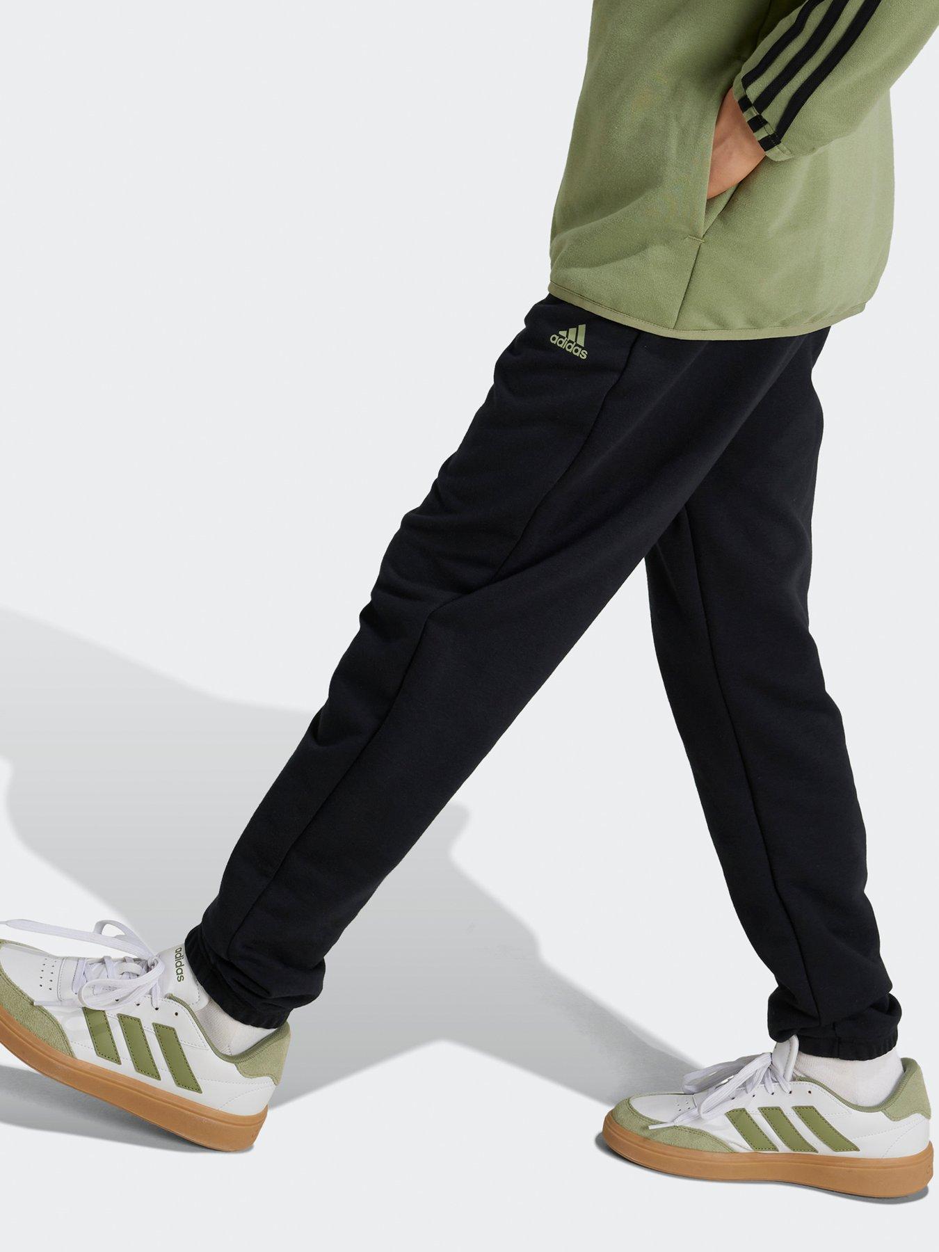 adidas-sportswear-junior-boys-essentials-tracksuit-blackgreenoutfit