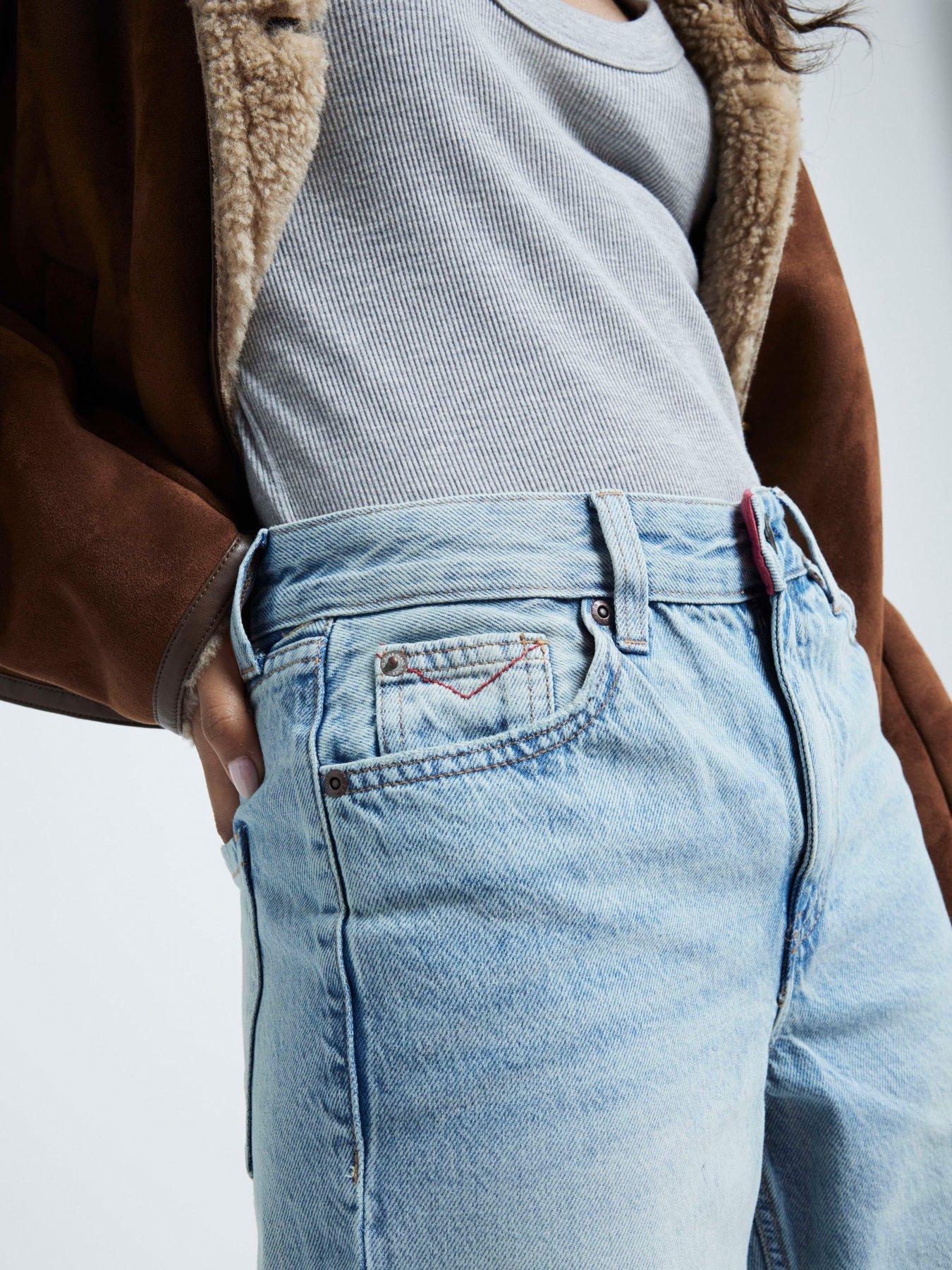 ri-petite-petite-relaxed-straight-jean-medium-denimoutfit