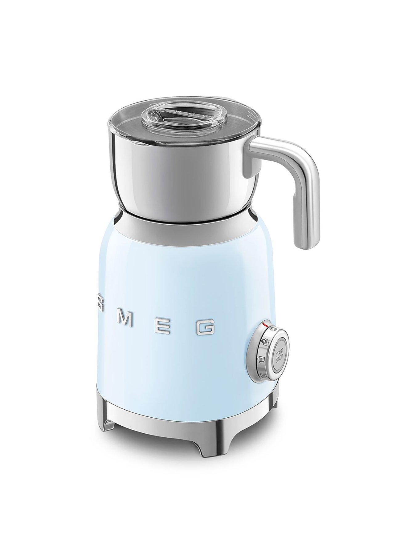 Image 4 of 6 of Smeg MFF11 Milk Frother with Tritan&trade; Renew Lid&nbsp;- Pastel Blue