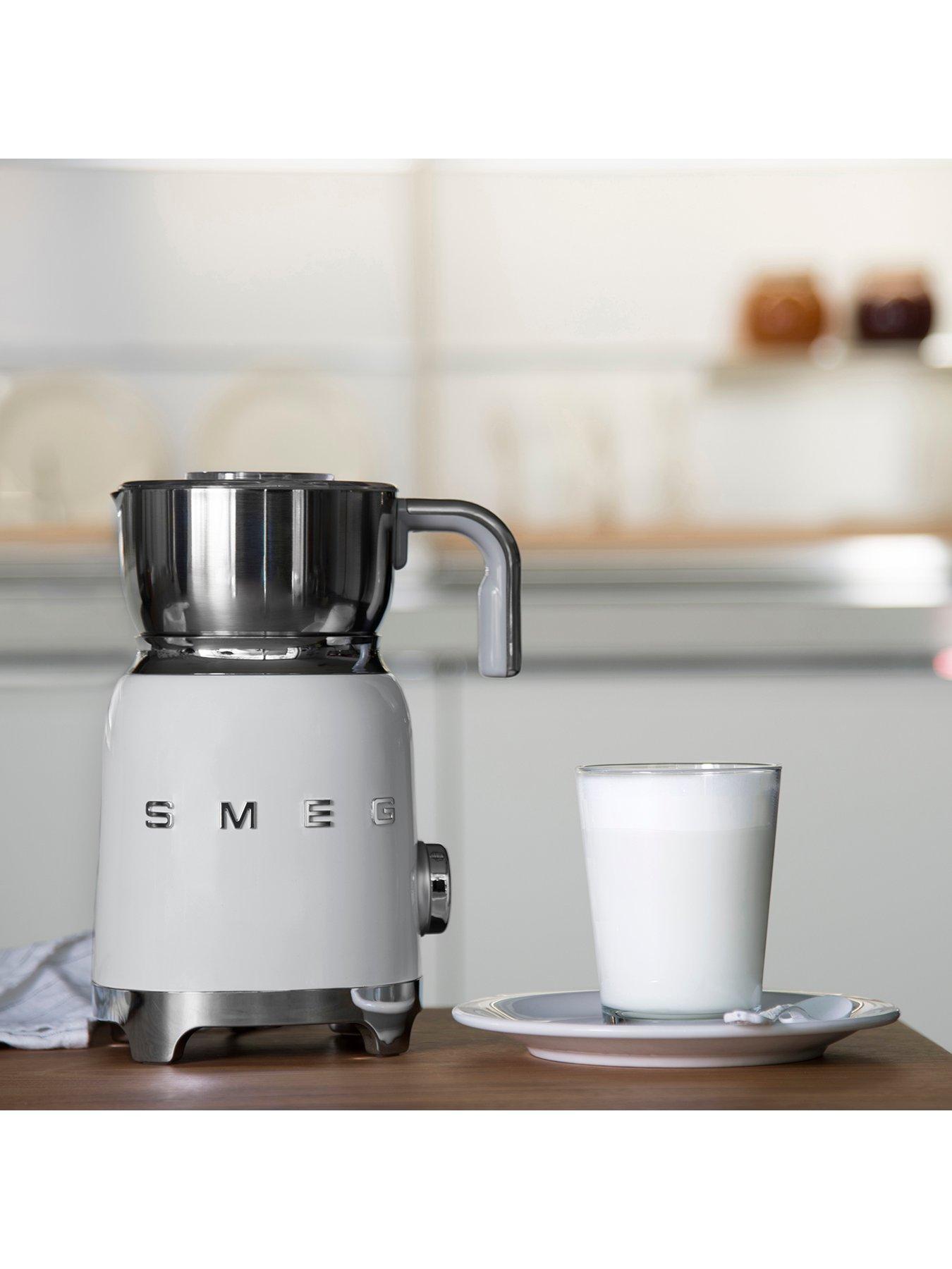 Image 6 of 7 of Smeg MFF11 Milk Frother with Tritan&trade; Renew Lid&nbsp;- White