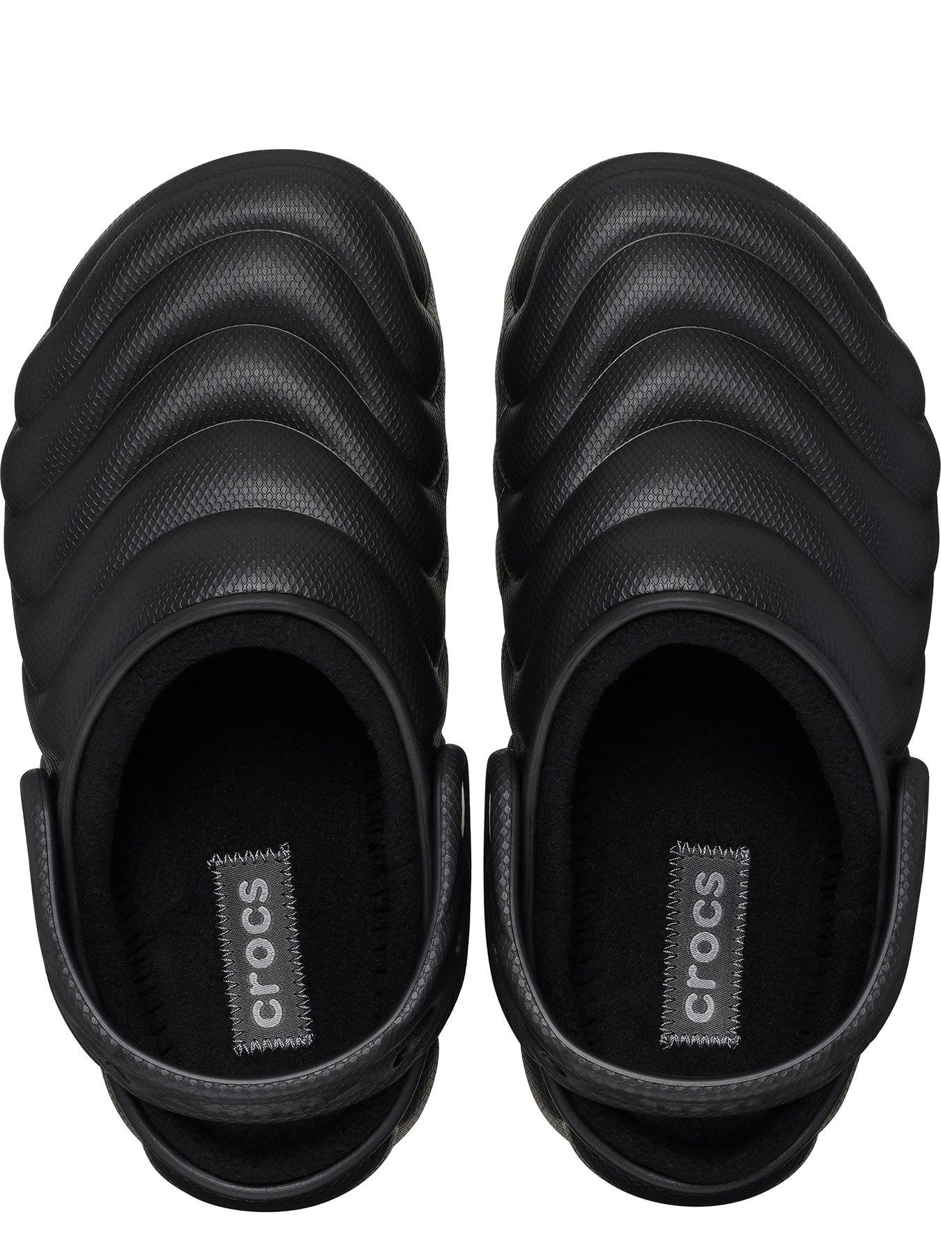 crocs-crocs-mens-classic-lined-overpuff-clog-sandals-blackoutfit