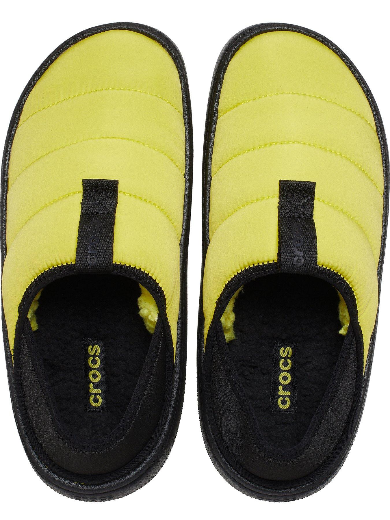 crocs-crocs-mens-classic-puff-moc-sandals-yellowoutfit