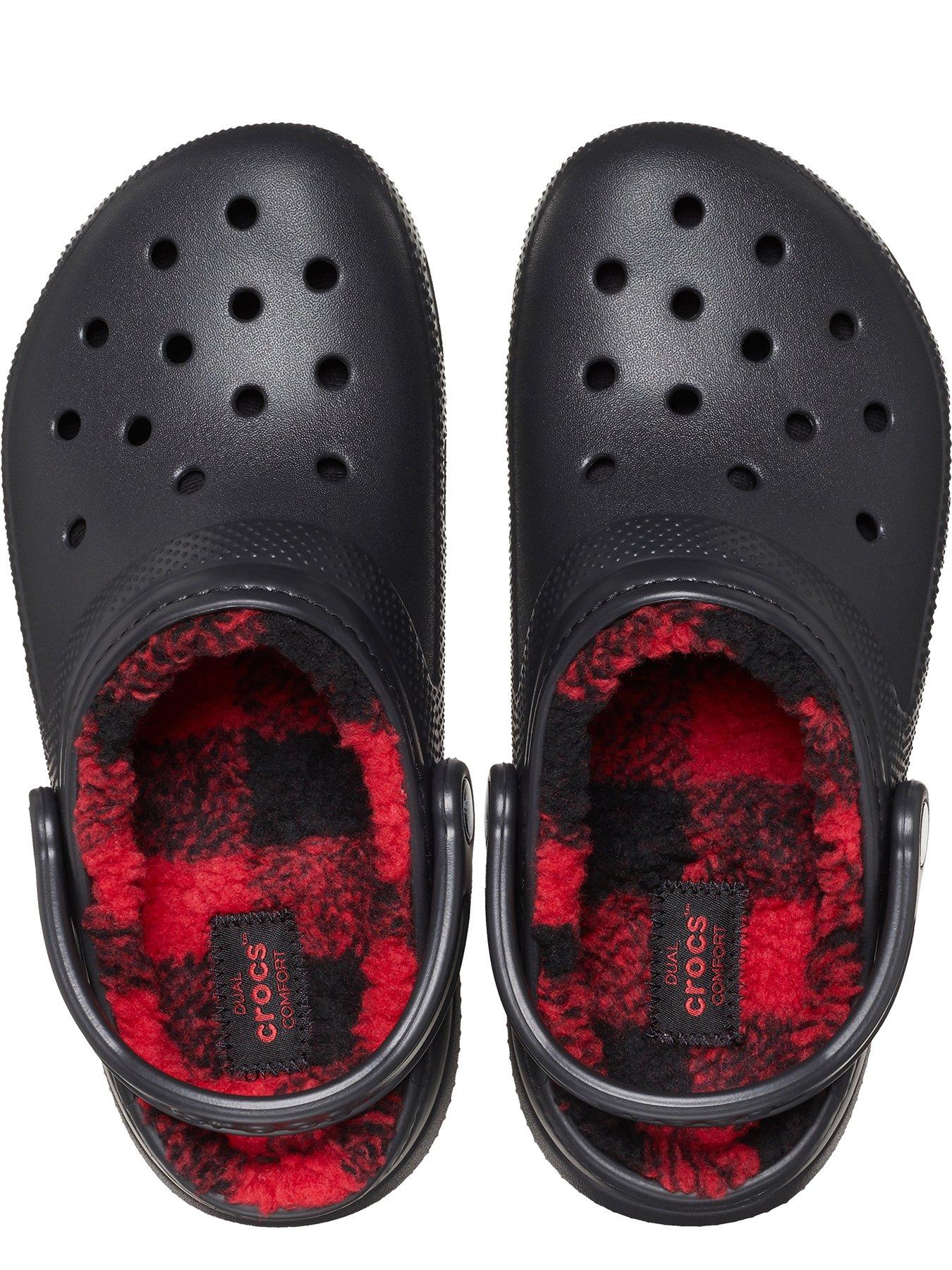 crocs-crocs-mens-classic-lined-buffalo-check-clog-sandal-blackoutfit