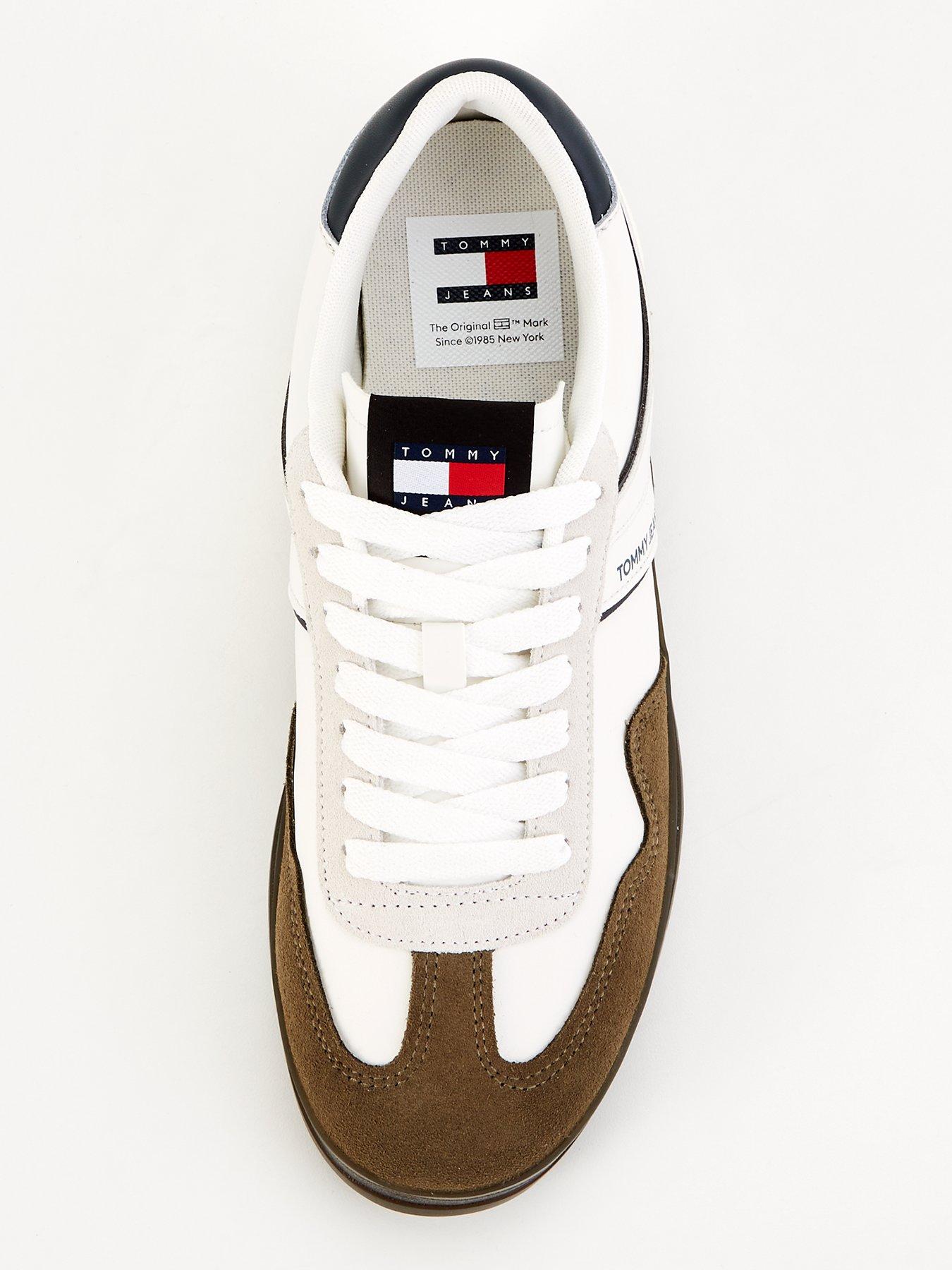 tommy-jeans-tommy-jeans-the-greenwhich-suedeleather-retro-sneakers-off-whiteoutfit