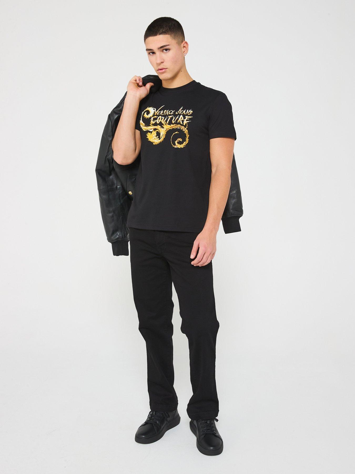 versace-jeans-couture-versace-jeans-couture-gold-chromo-baroque-logo-t-shirt-goldoutfit