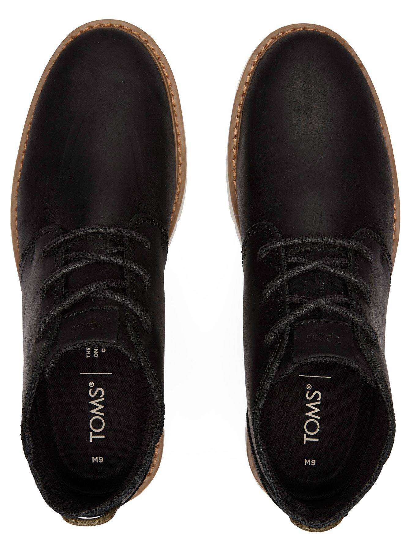 toms-toms-navi-chukka-boots-blackoutfit