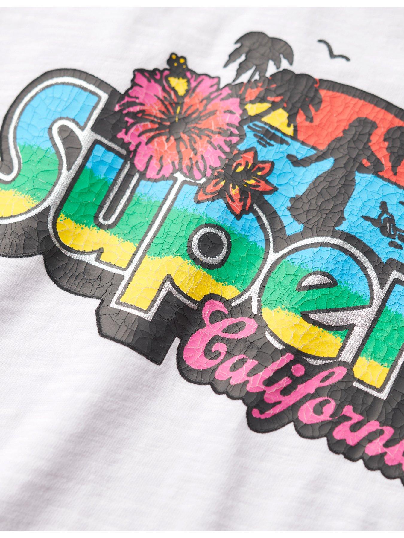 superdry-cali-sticker-fitted-t-shirt-multioutfit