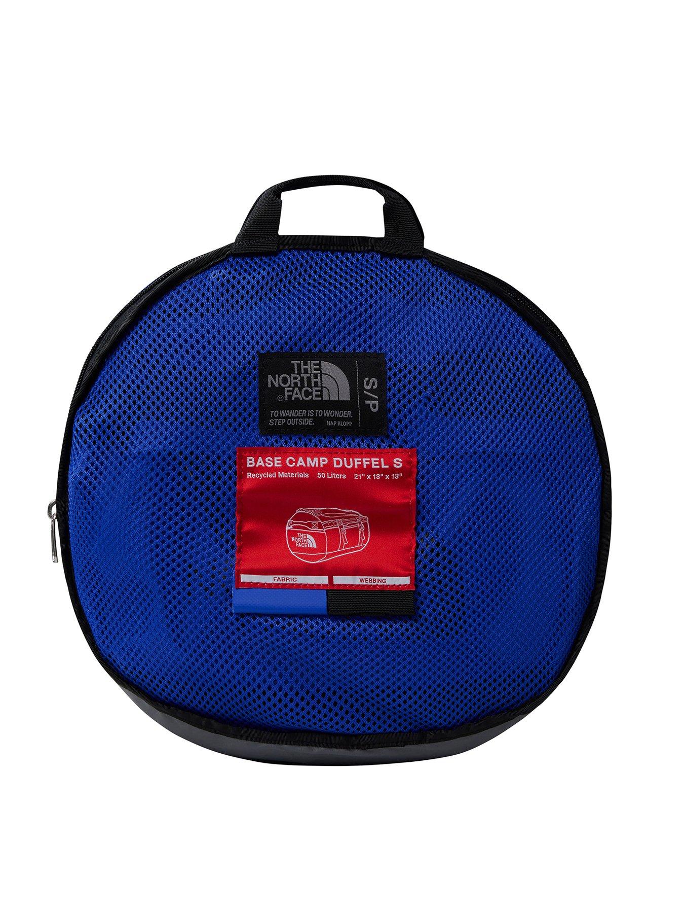 the-north-face-base-camp-duffel-s-blueoutfit