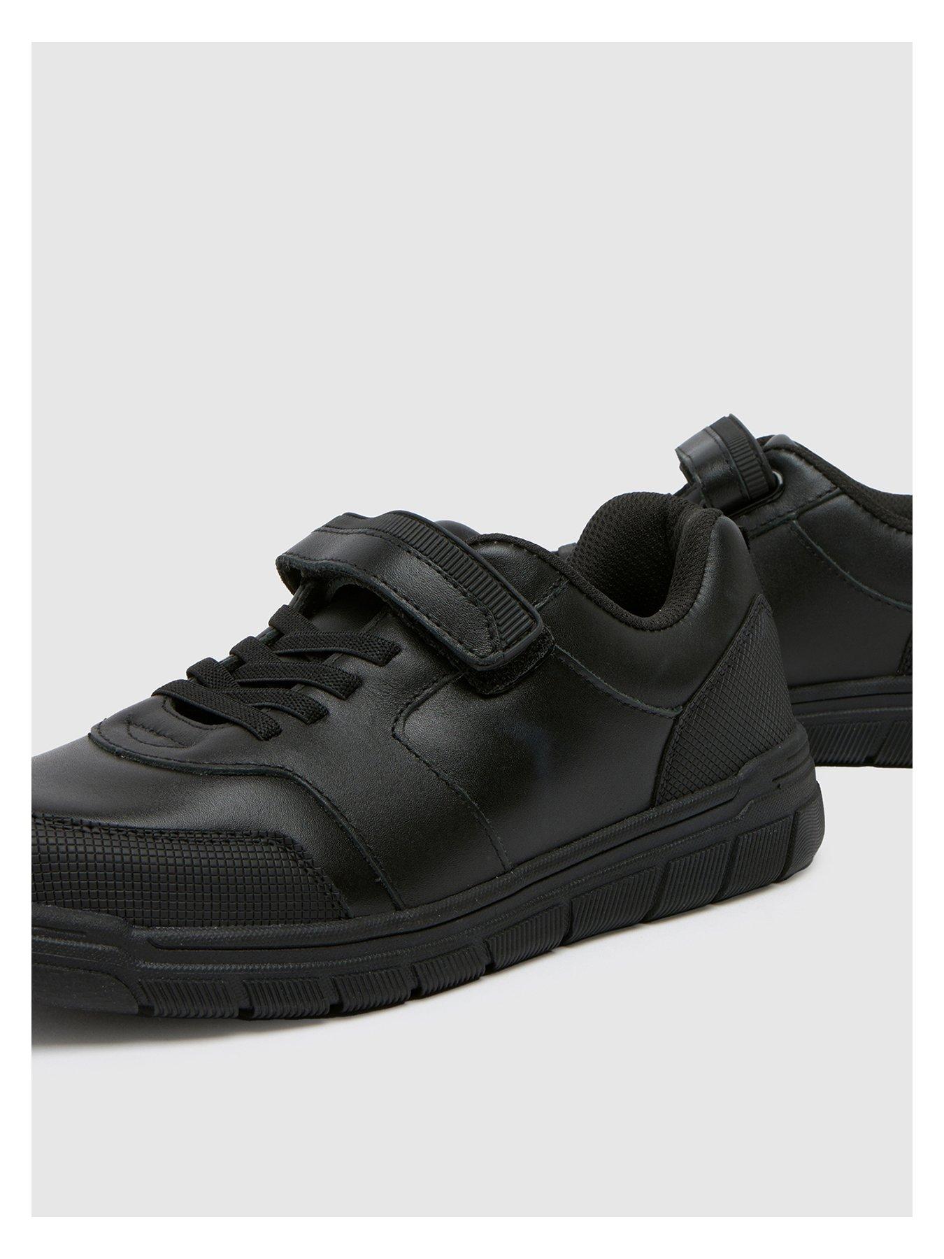 schuh-mason-trainer-youth-blackoutfit