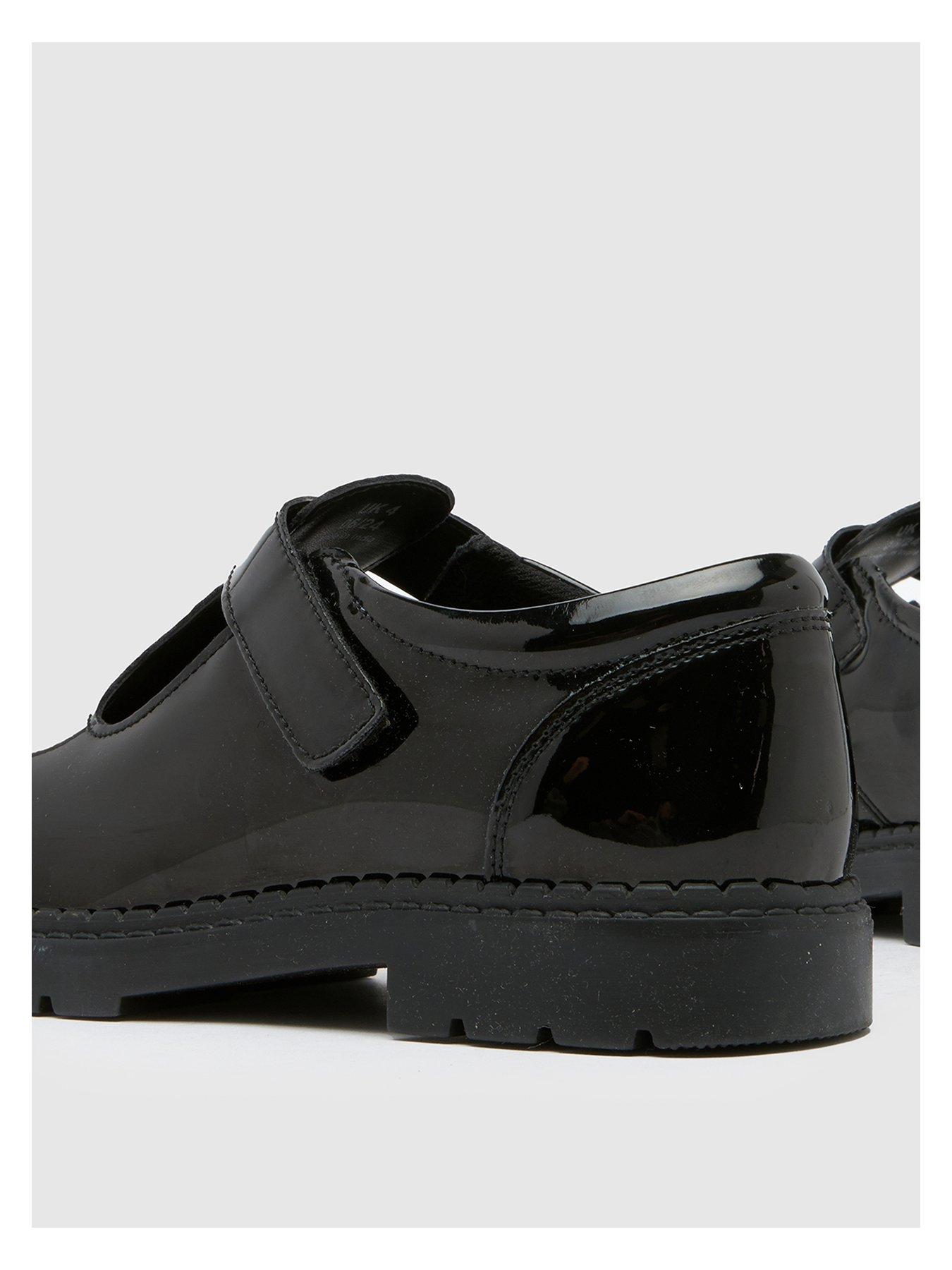 schuh-lioness-tbar-youth-blackoutfit