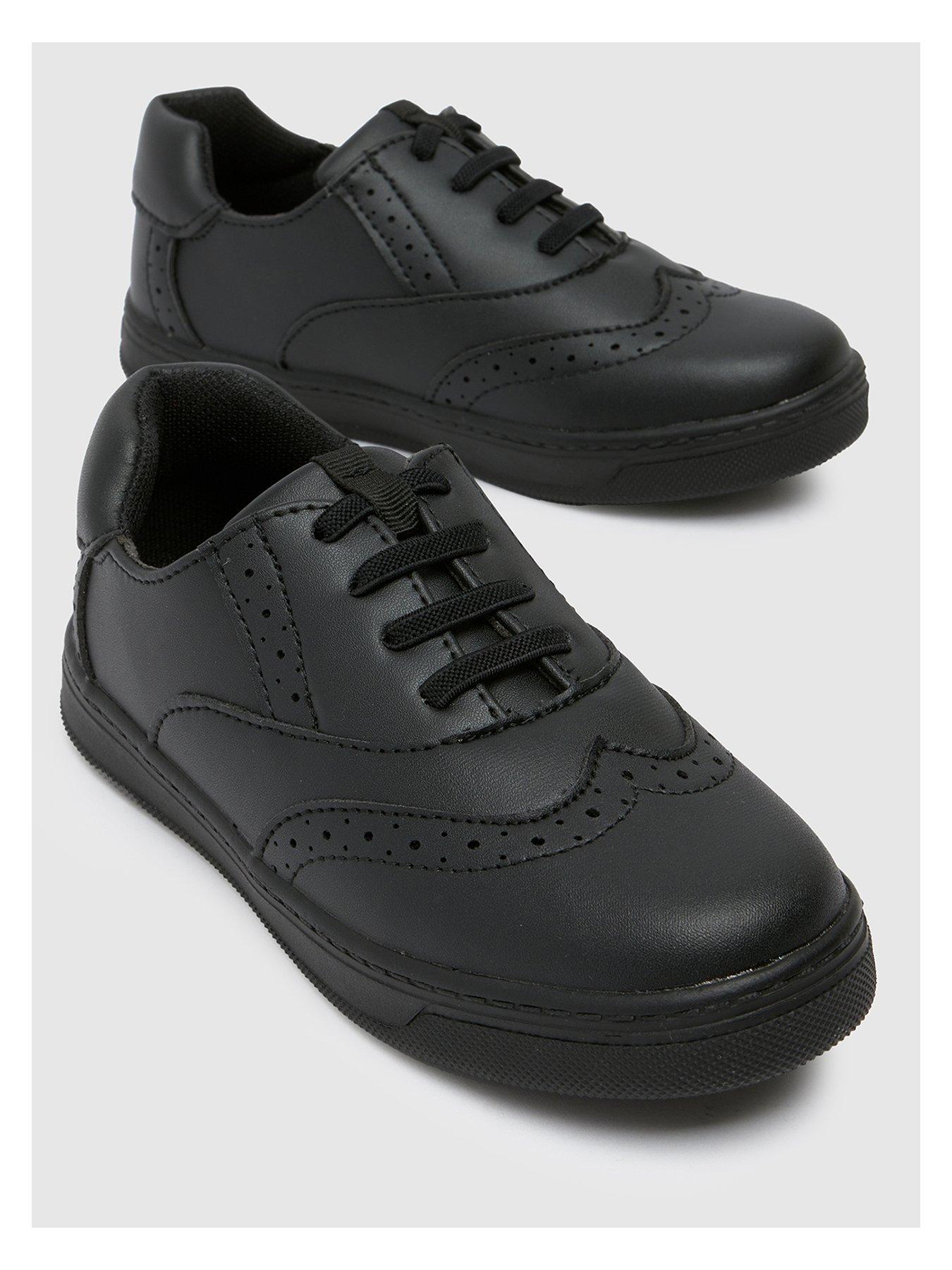 schuh-latch-junior-blackoutfit