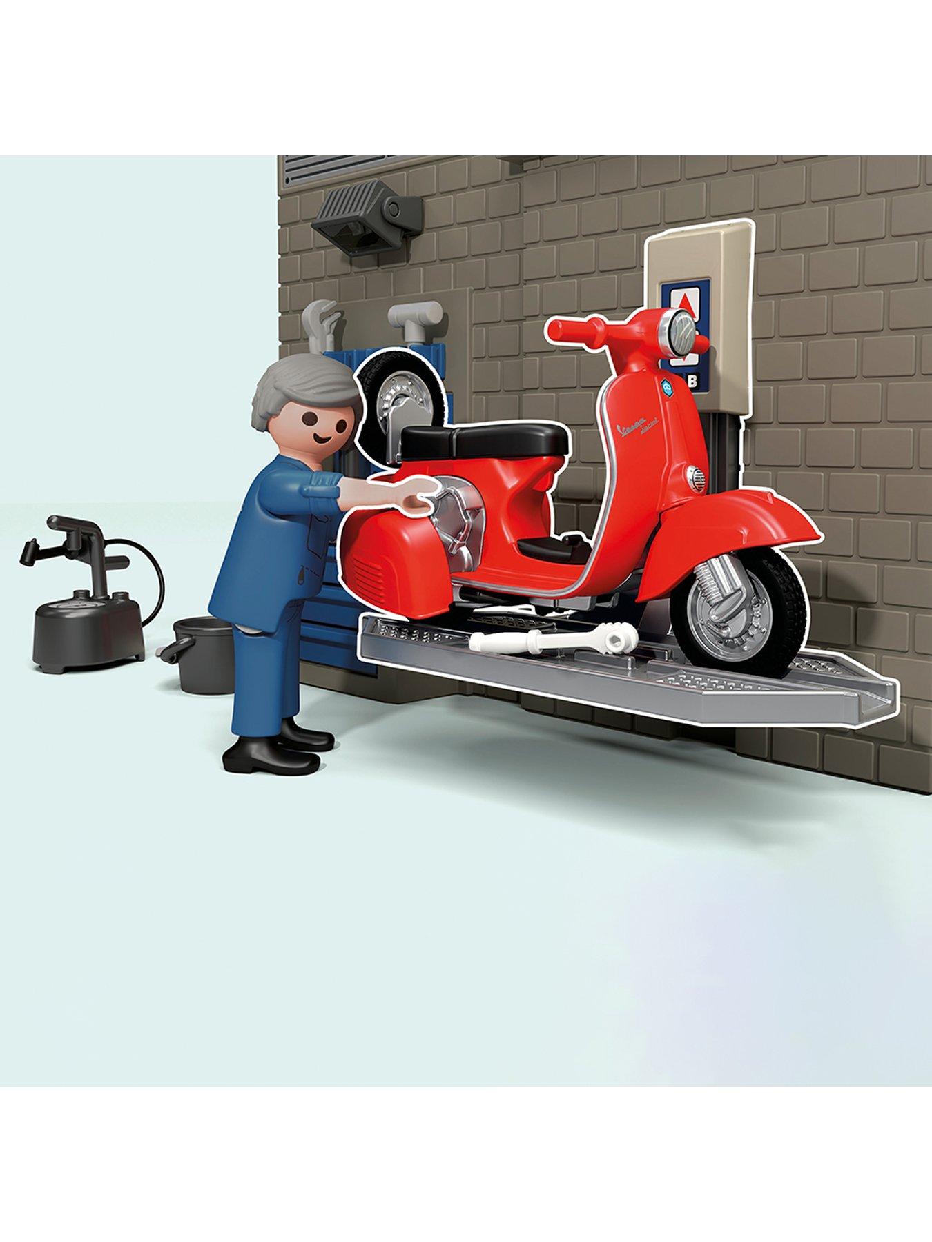 playmobil-71620-60s-vespa-garageback