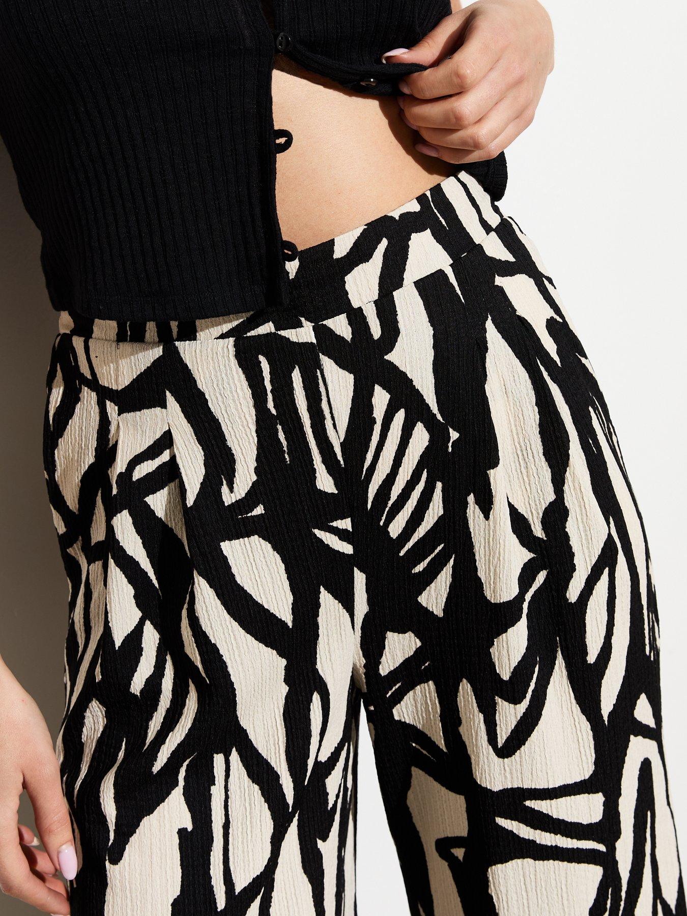 new-look-black-textured-abstract-print-wide-leg-crop-trousersoutfit