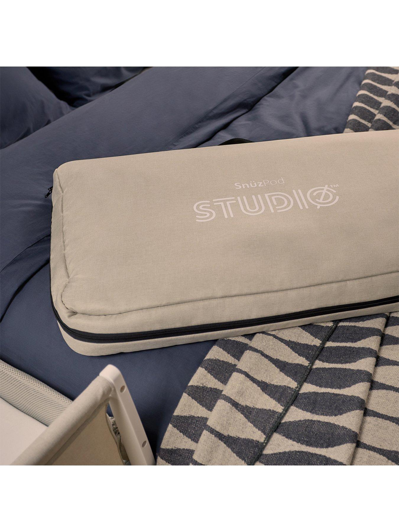 snuz-snuzpod-studio-bedside-crib-travel-bagoutfit