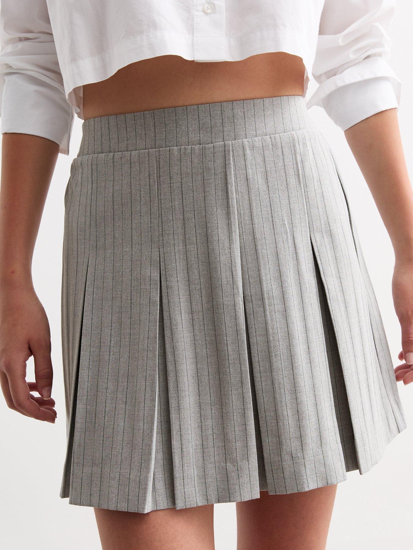 new-look-light-grey-pinstripe-pleated-mini-skirtoutfit