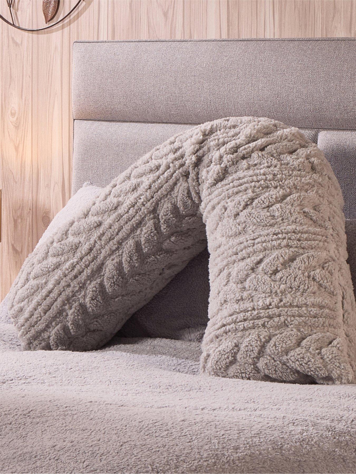 very-home-cable-knit-v-shaped-pillowfront