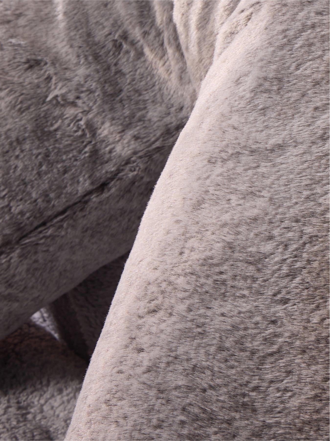 very-home-luxury-faux-fur-v-shaped-pillow-greyoutfit