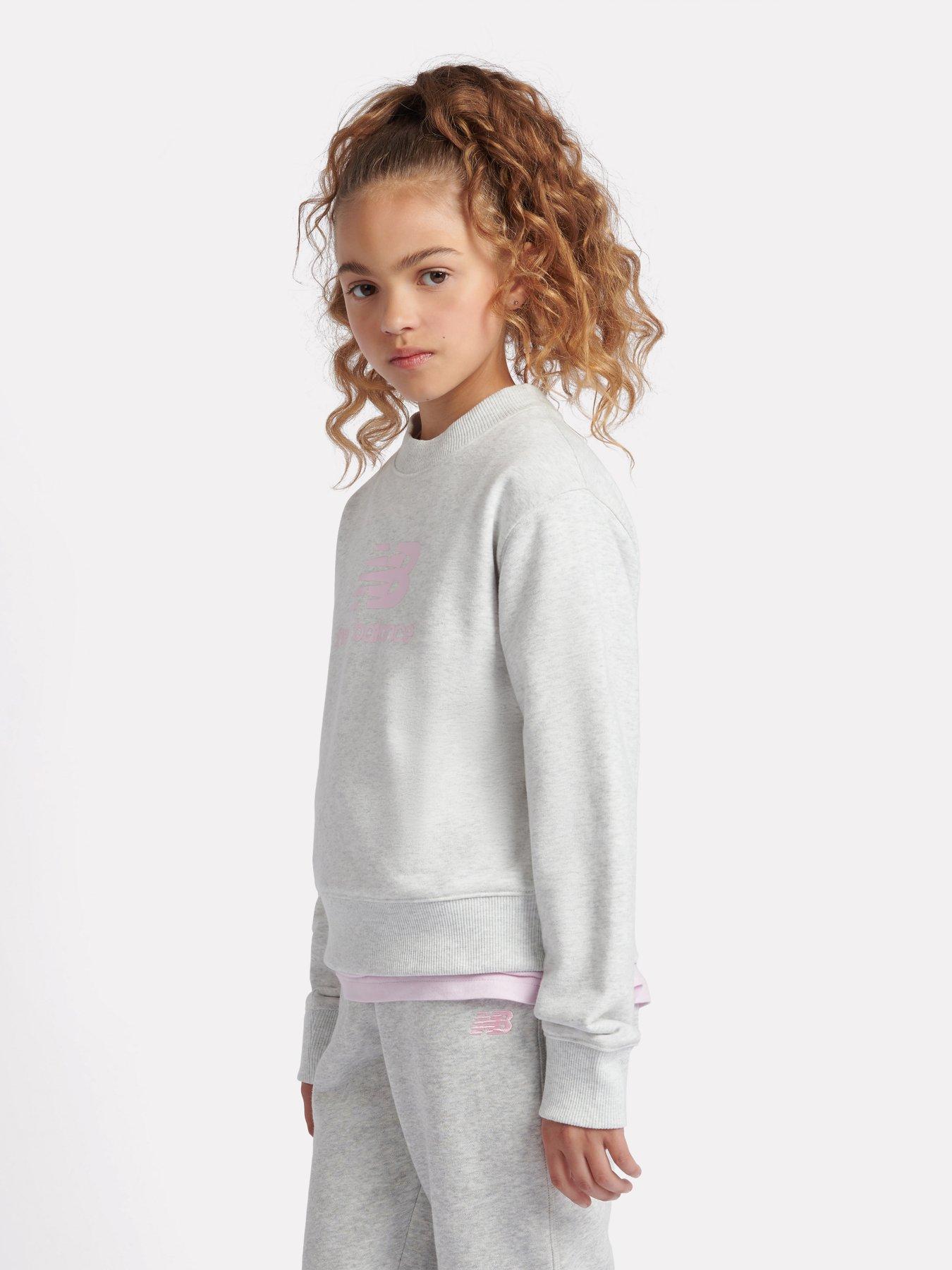 new-balance-kids-french-terry-stacked-logo-crew-light-greyoutfit