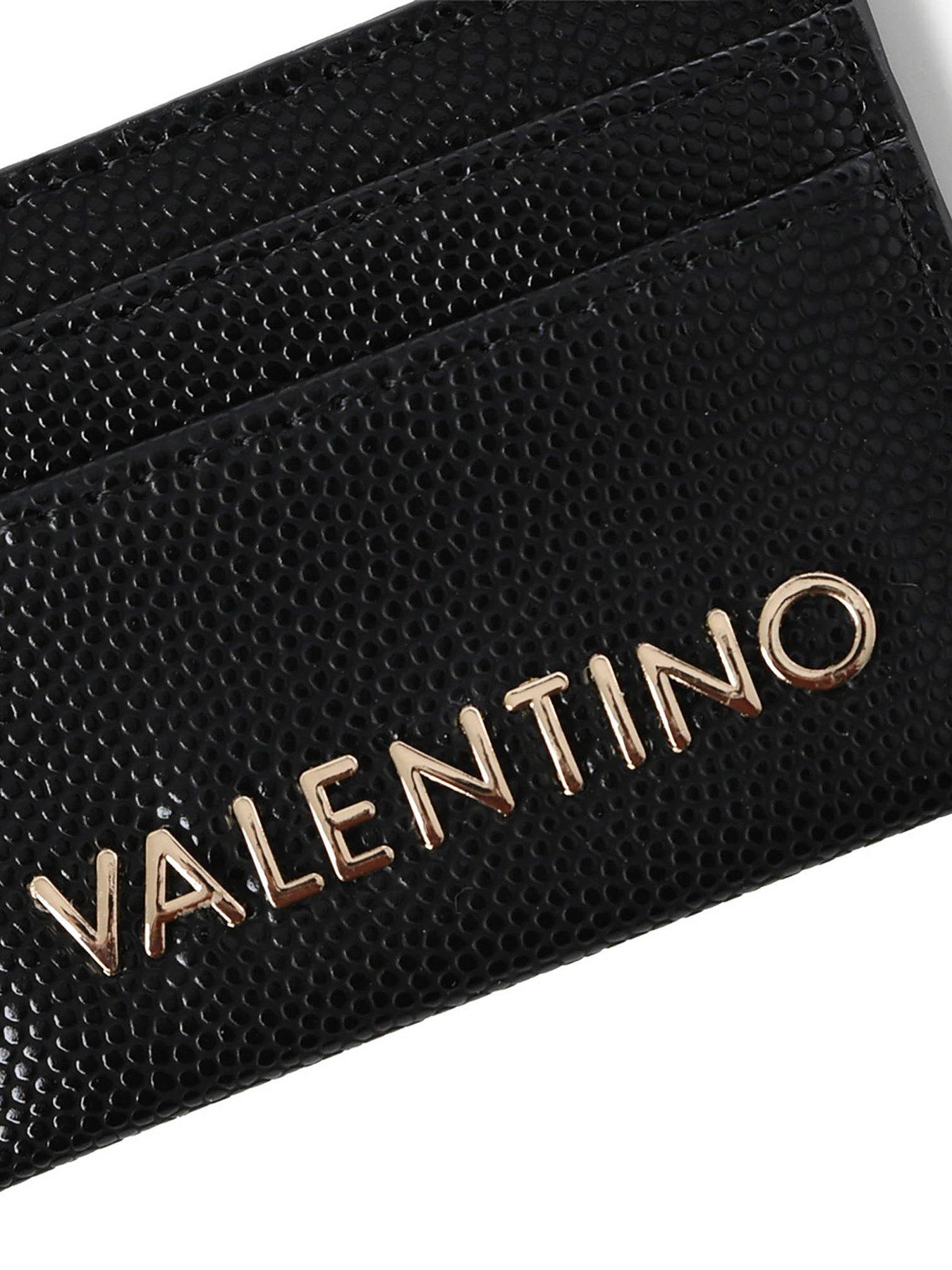 valentino-divina-credit-cardholderoutfit