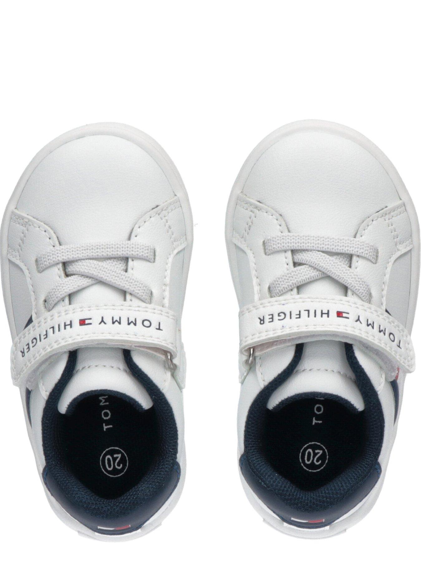 tommy-hilfiger-boys-logan-flag-low-cut-lace-upvelcro-trainer-whiteoutfit