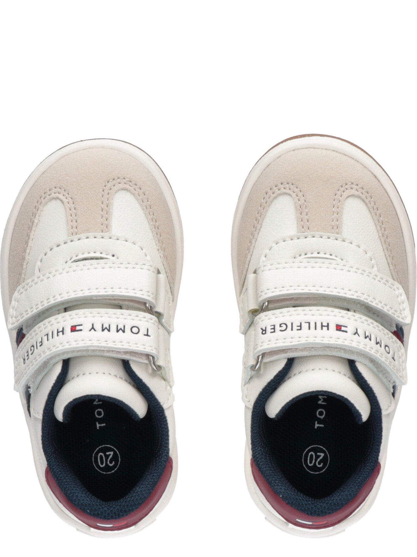 tommy-hilfiger-boys-stripes-low-cut-velcro-sneaker-beigeoutfit