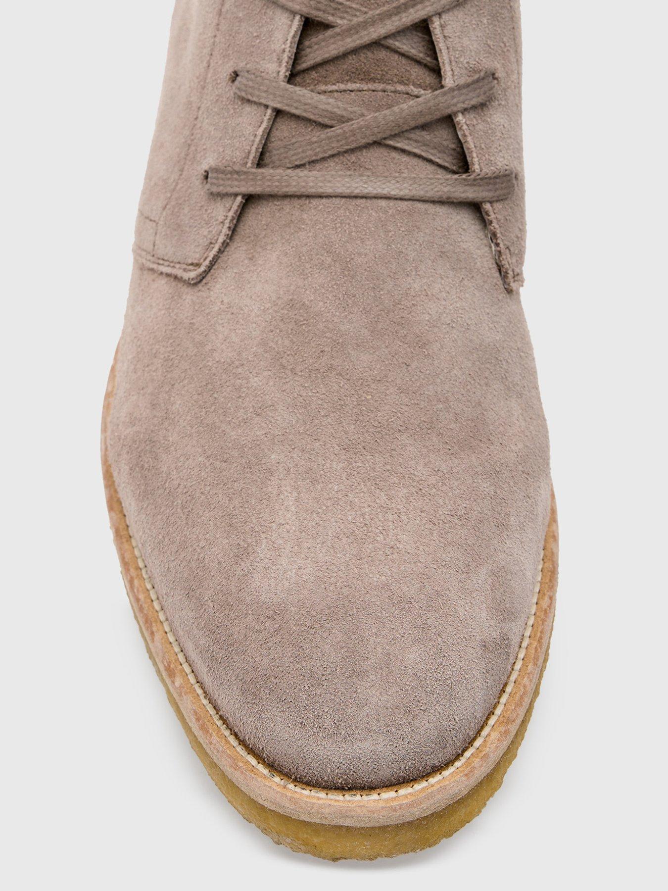 allsaints-allsaints-bilton-suede-chukka-boot-light-greyoutfit