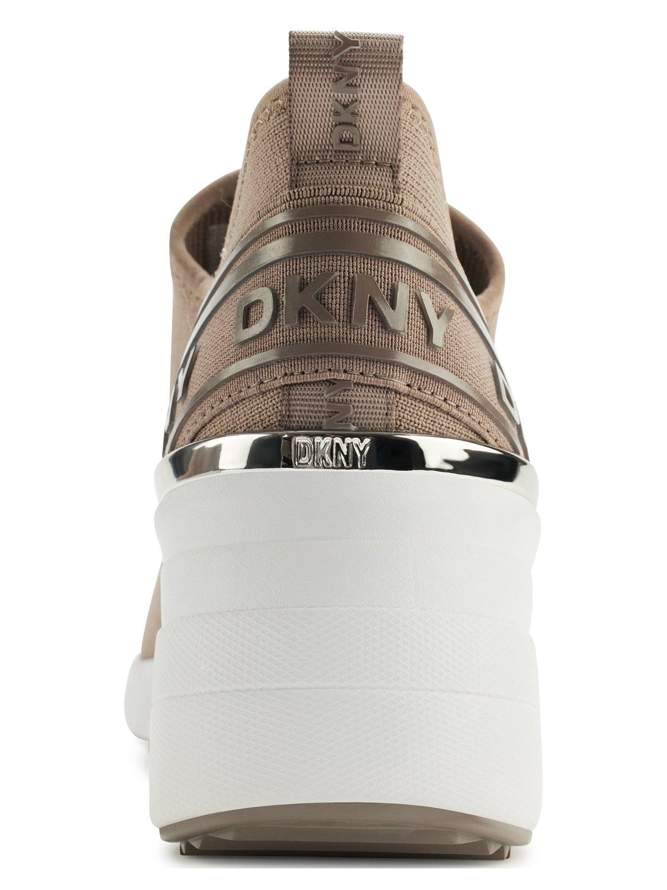 dkny-eeva-wedge-sneaker-light-brownoutfit