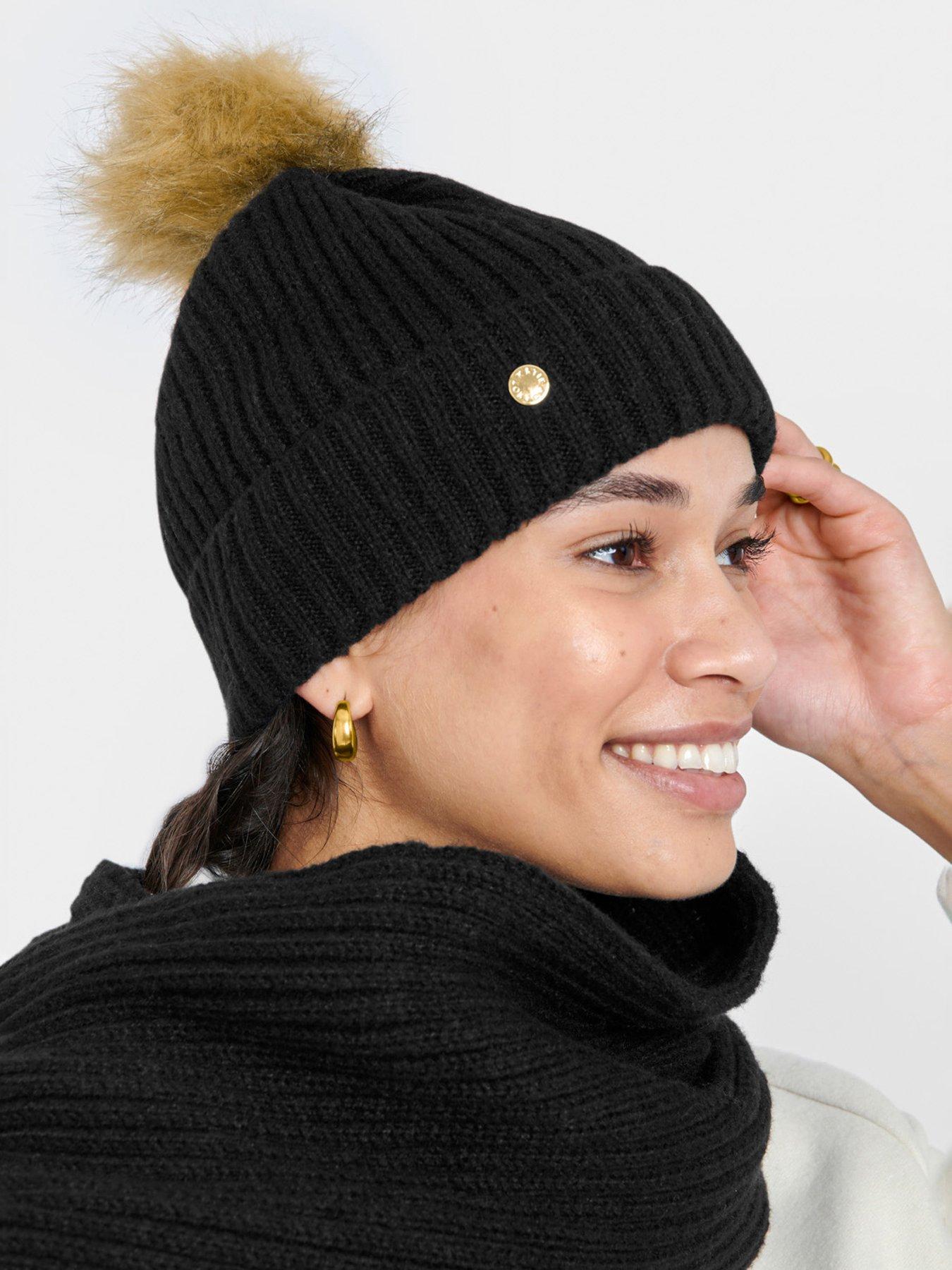 katie-loxton-knitted-hat-blackoutfit