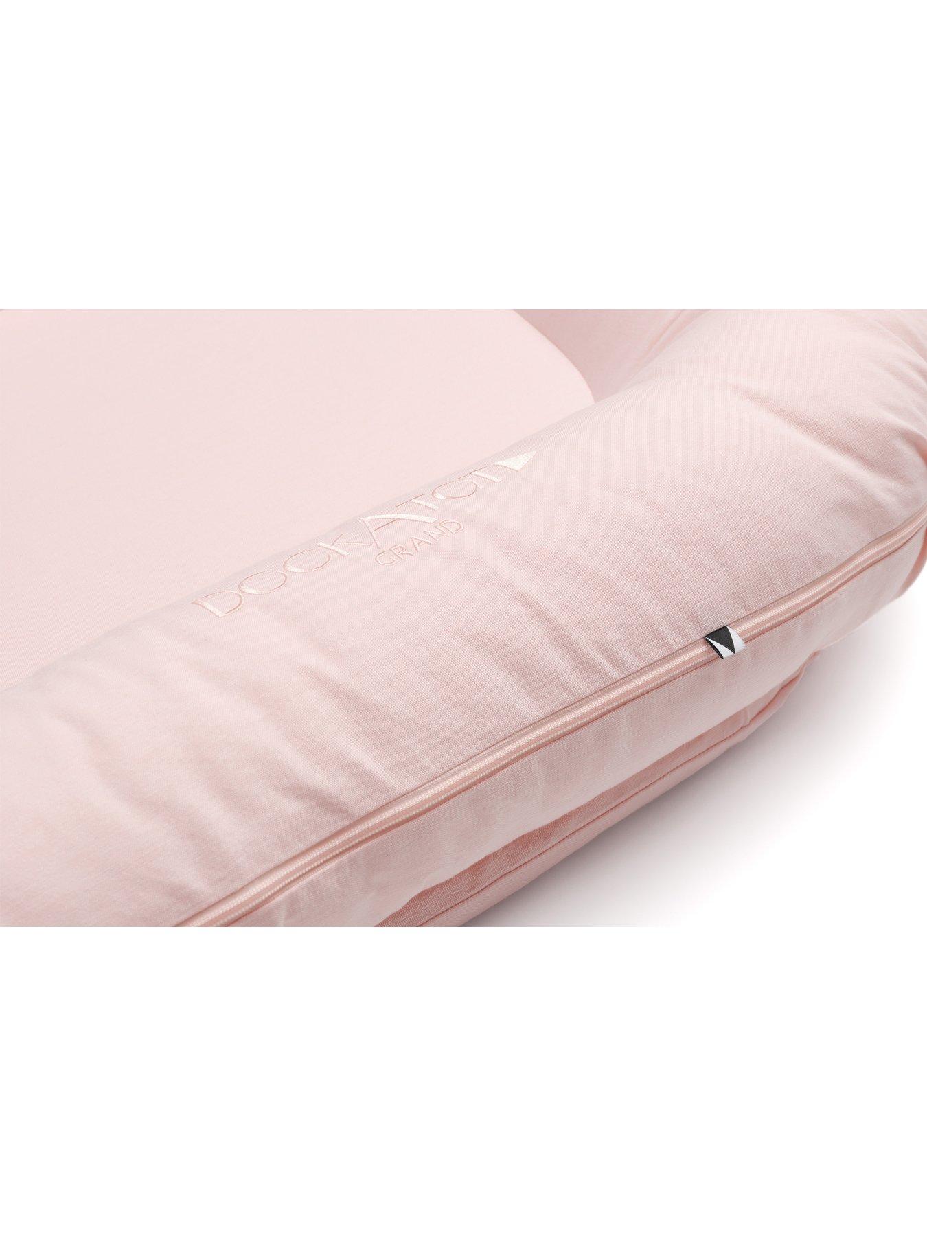 dockatot-grand-docknbsp--blossom-chambrayoutfit