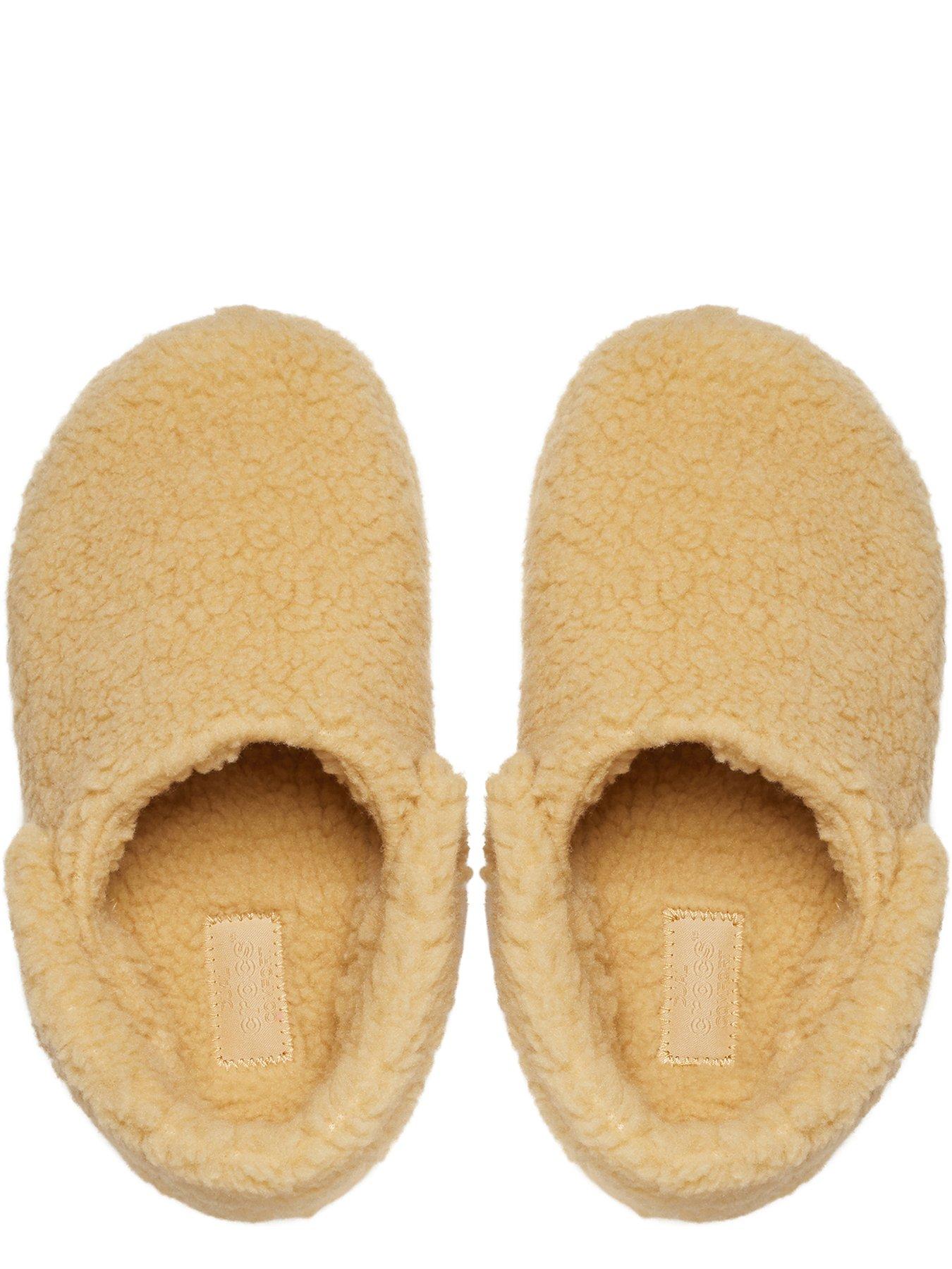 crocs-kids-classic-cozzzy-slipper-beigeoutfit